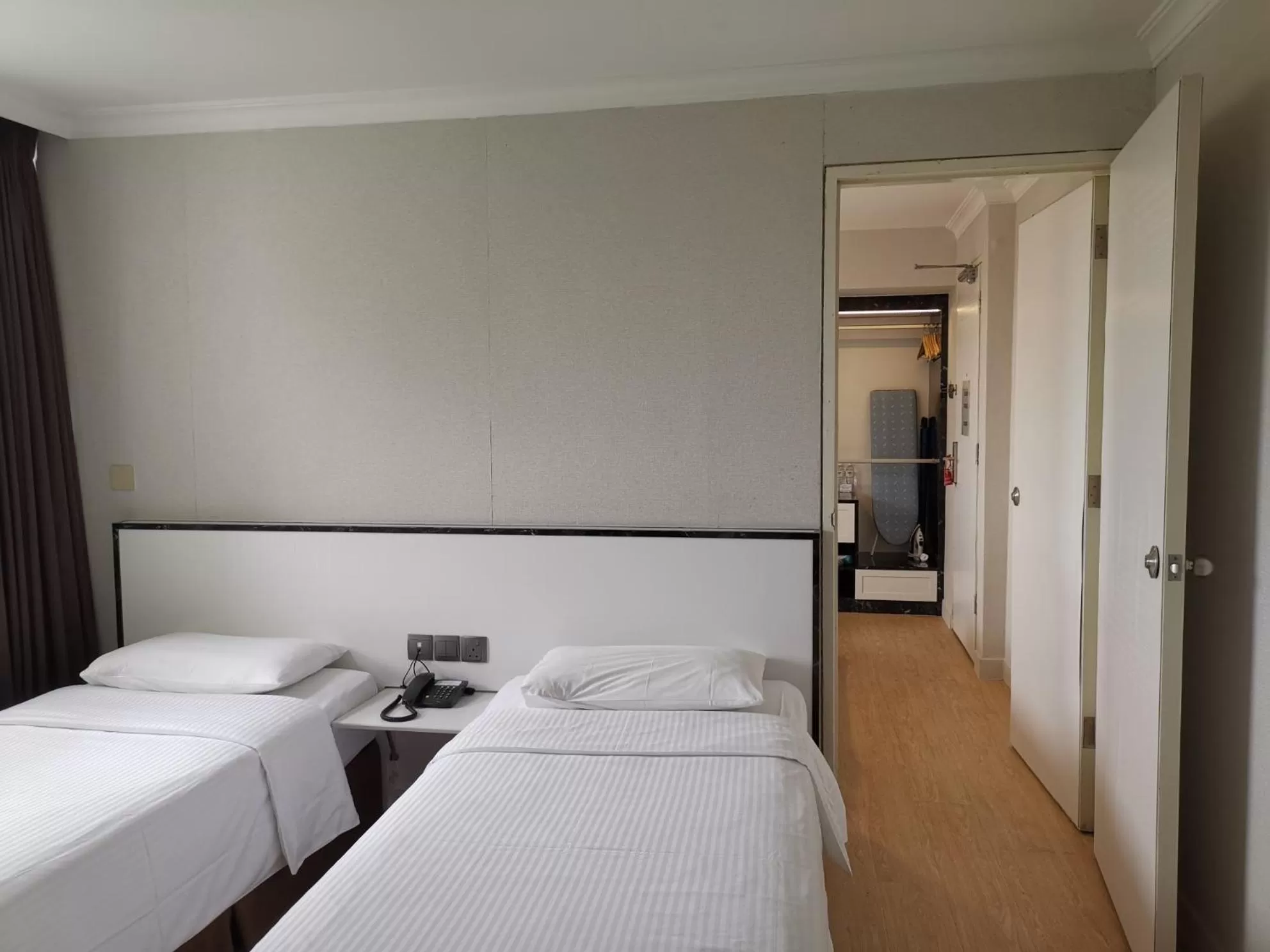 Restaurant/places to eat, Bed in YMCA One Orchard