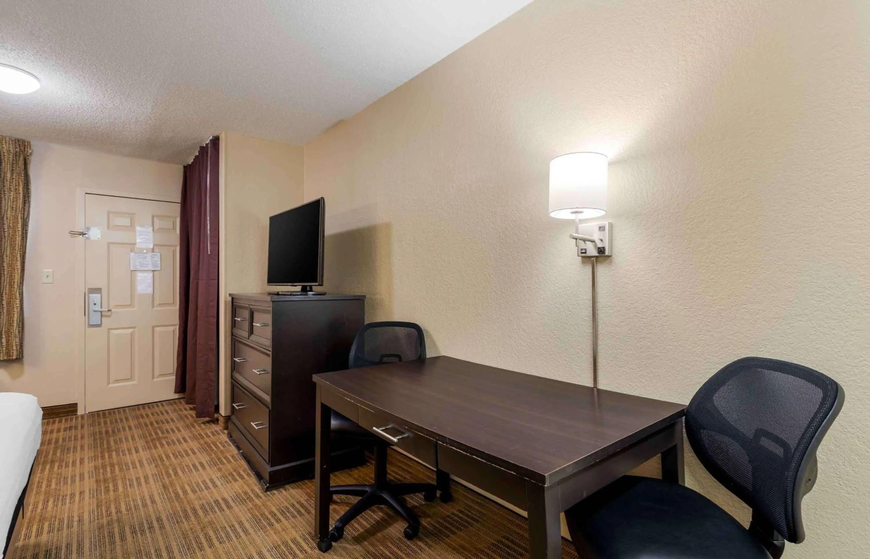 Bedroom, Bed in Extended Stay America Select Suites - Chattanooga - Airport