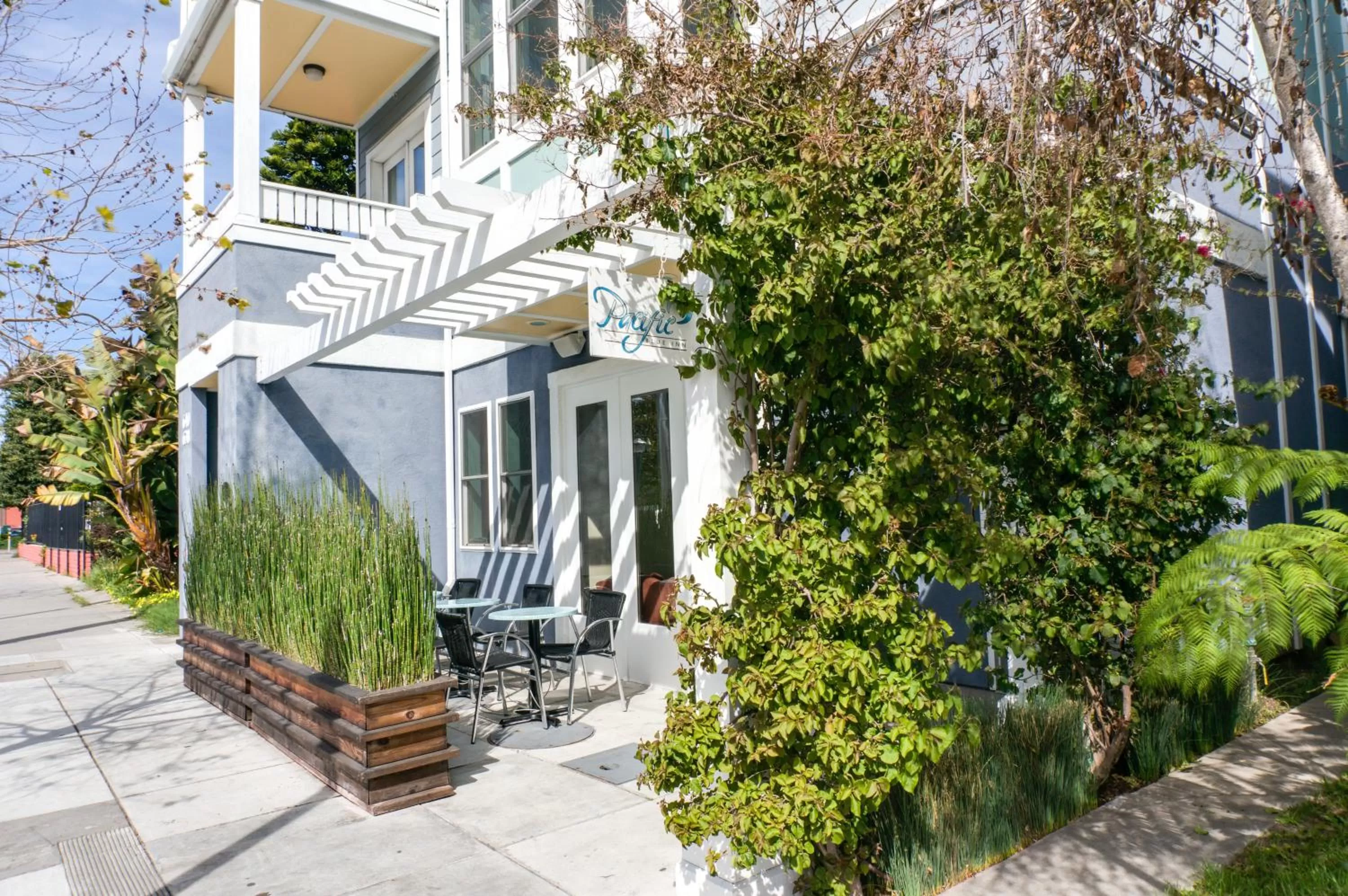 Facade/entrance in Pacific Blue Inn
