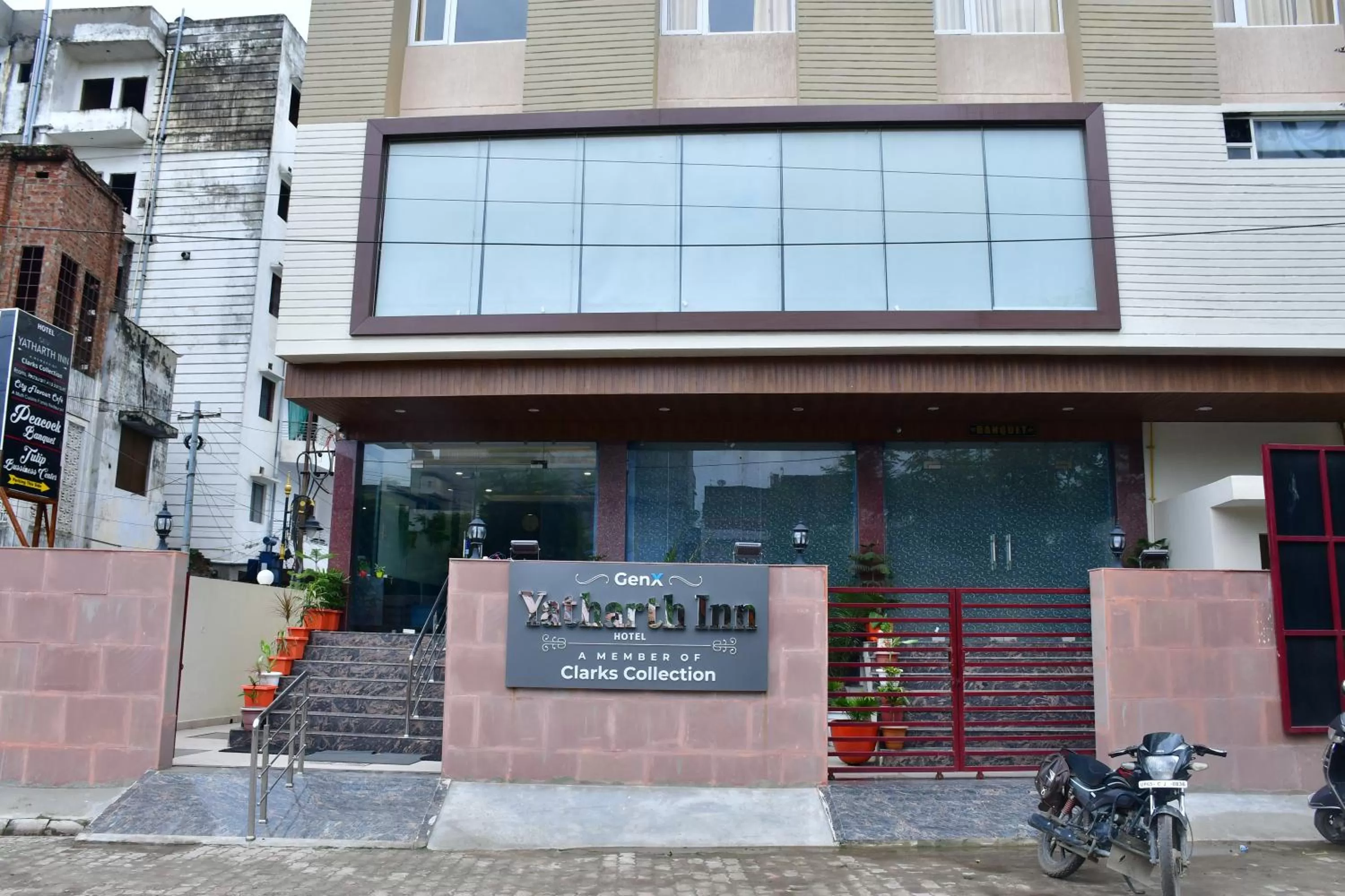 Facade/entrance in Hotel Yatharth Inn