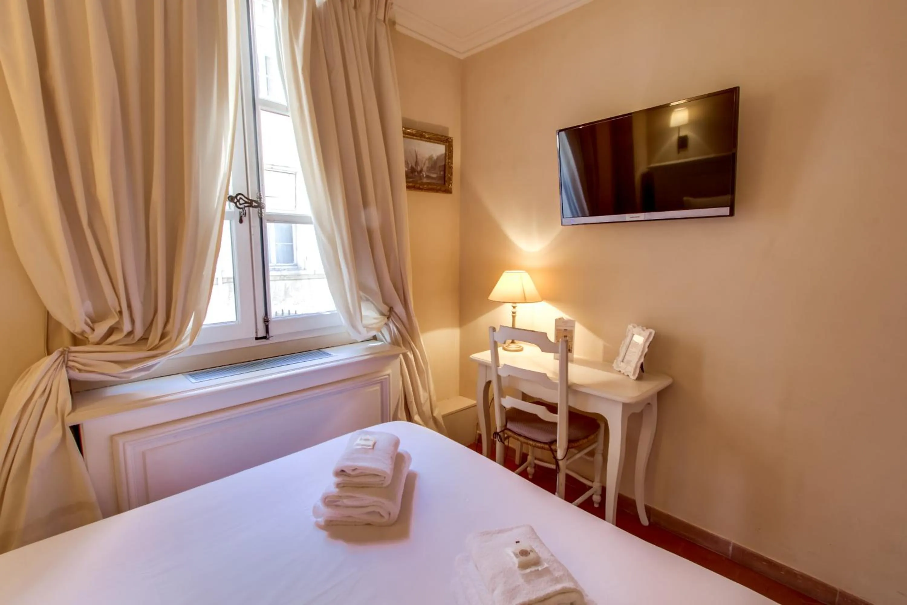 Bedroom, Bed in Les Quatre Dauphins