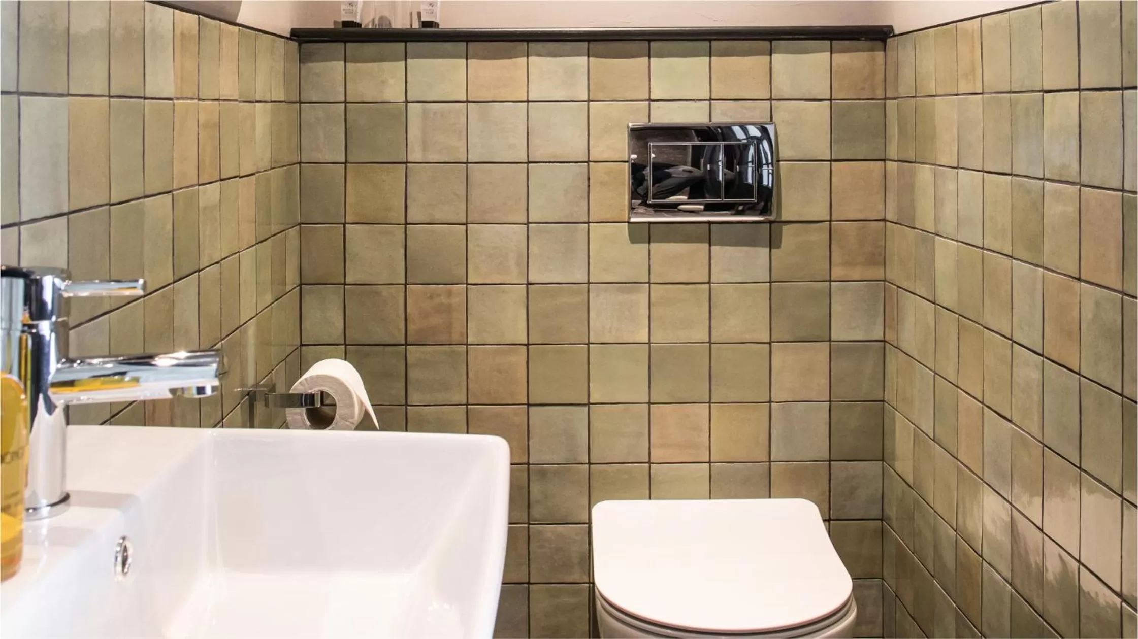 Toilet in Avoca Hotel