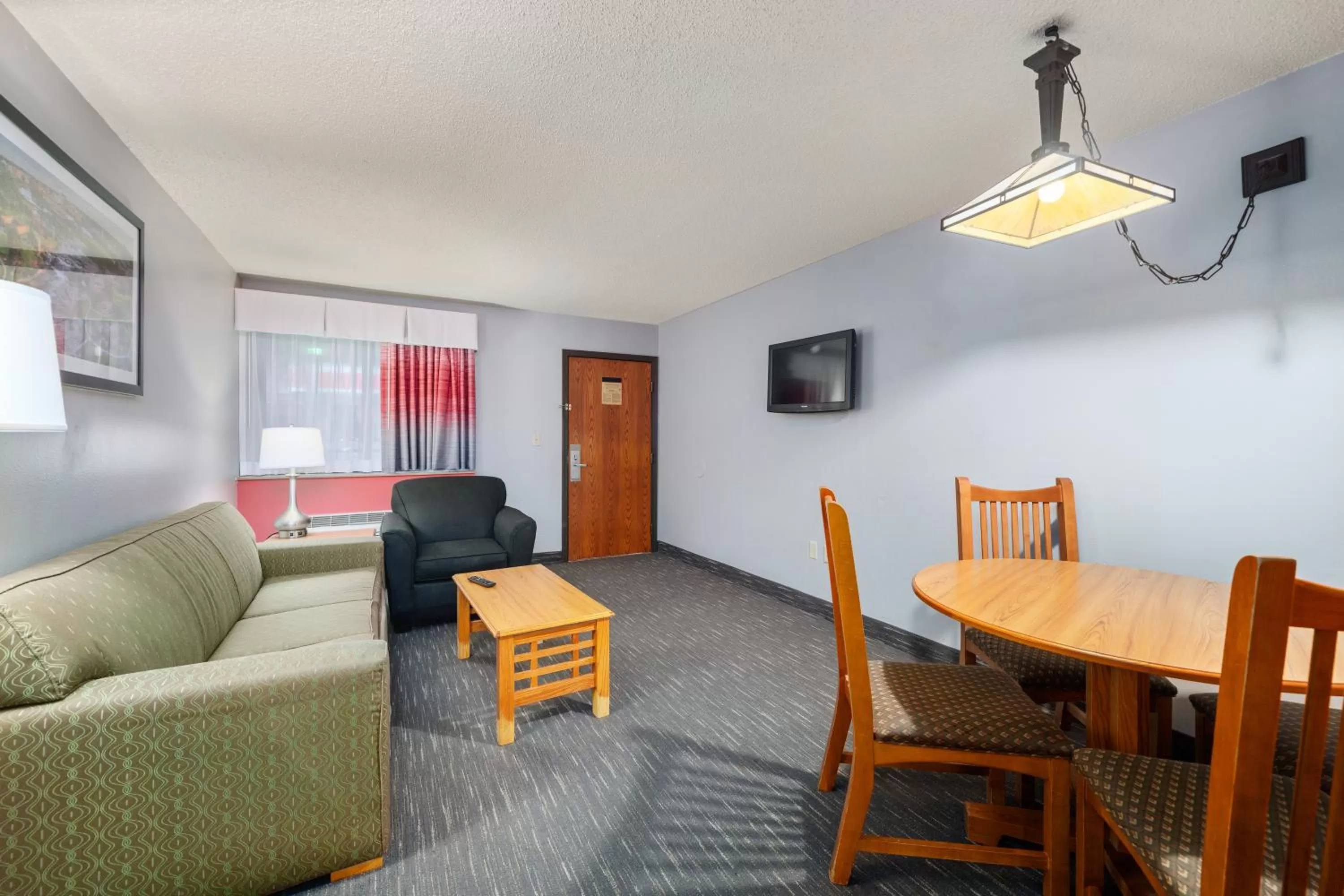 Seating area in Ramada by Wyndham Sioux Falls Airport - Waterpark Resort & Event Center