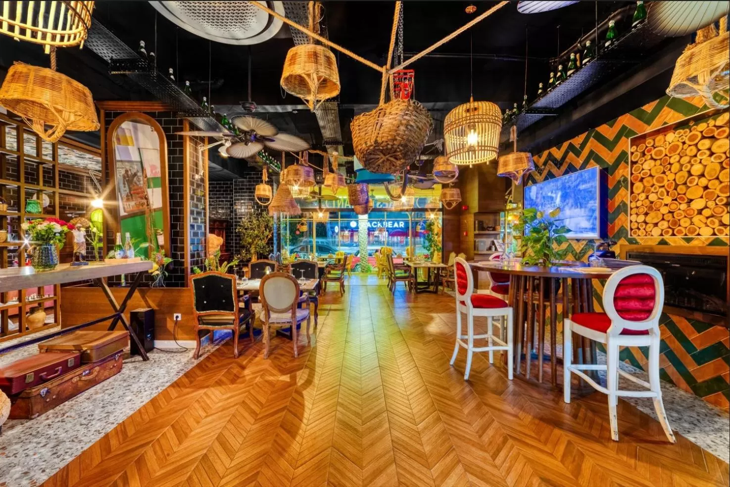 Restaurant/places to eat in Anjeliq Downtown Boutique Hotel