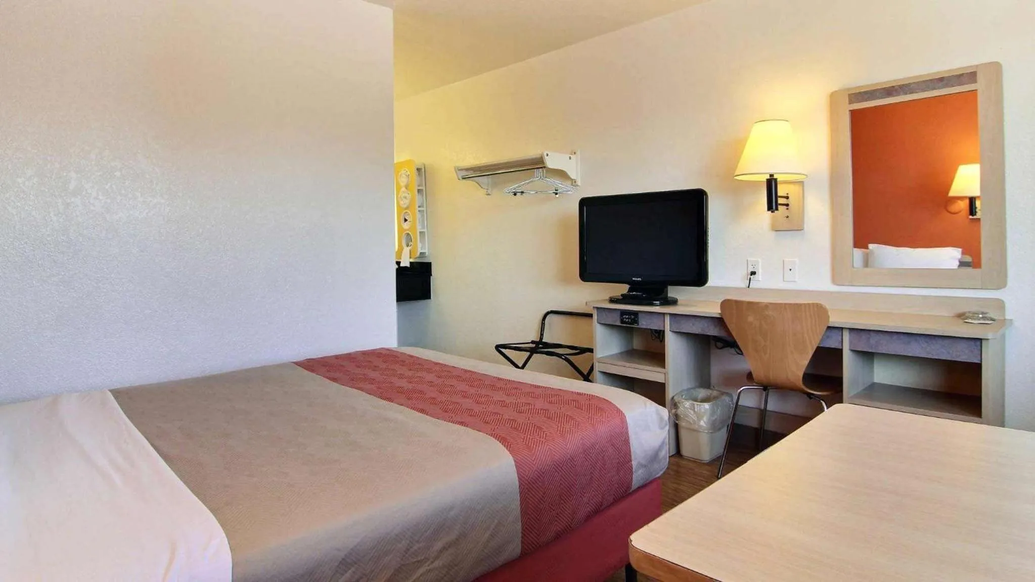 TV and multimedia, Bed in Motel 6-San Angelo, TX