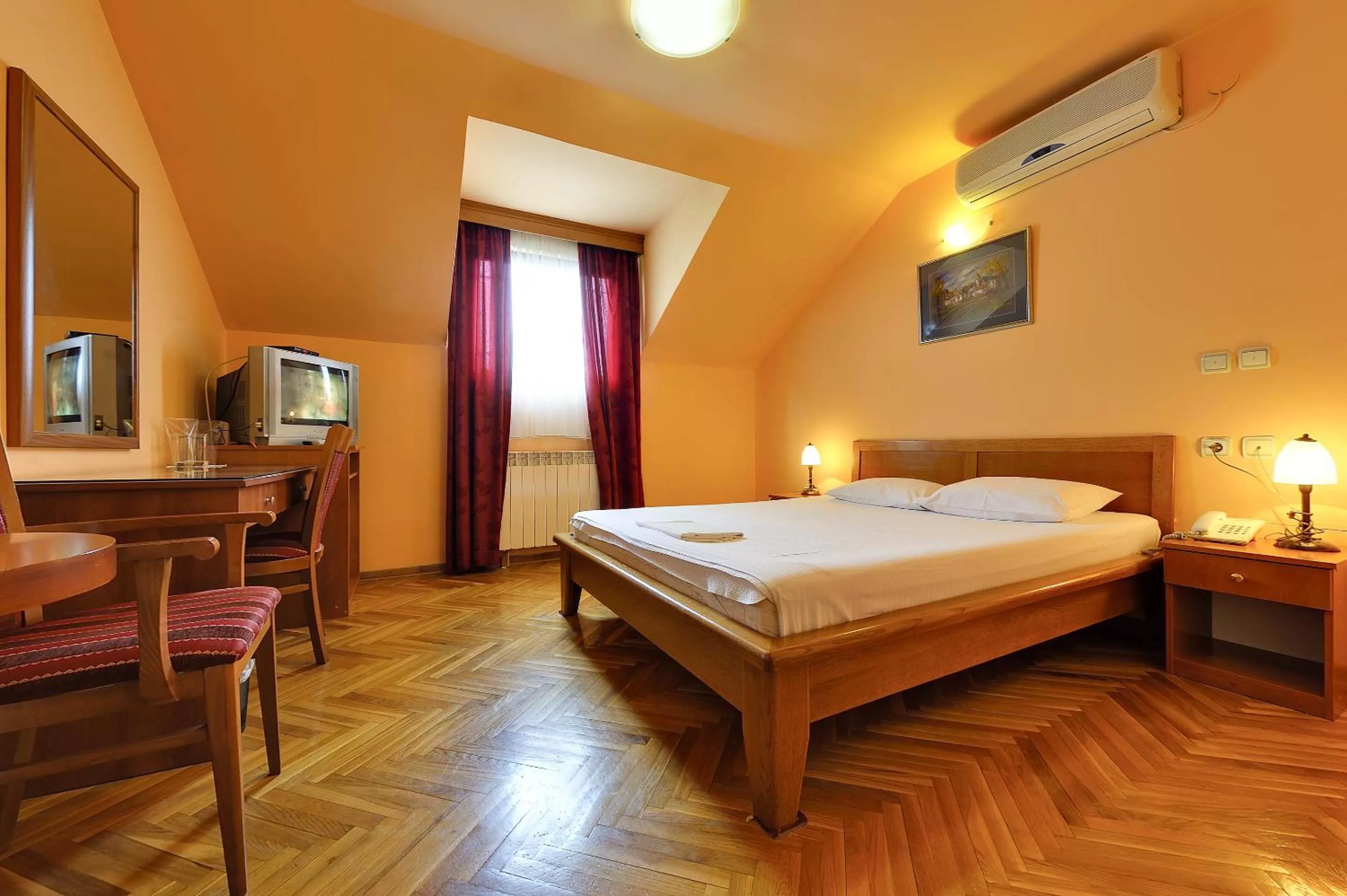TV and multimedia, Bed in Hotel Sucevic Garni