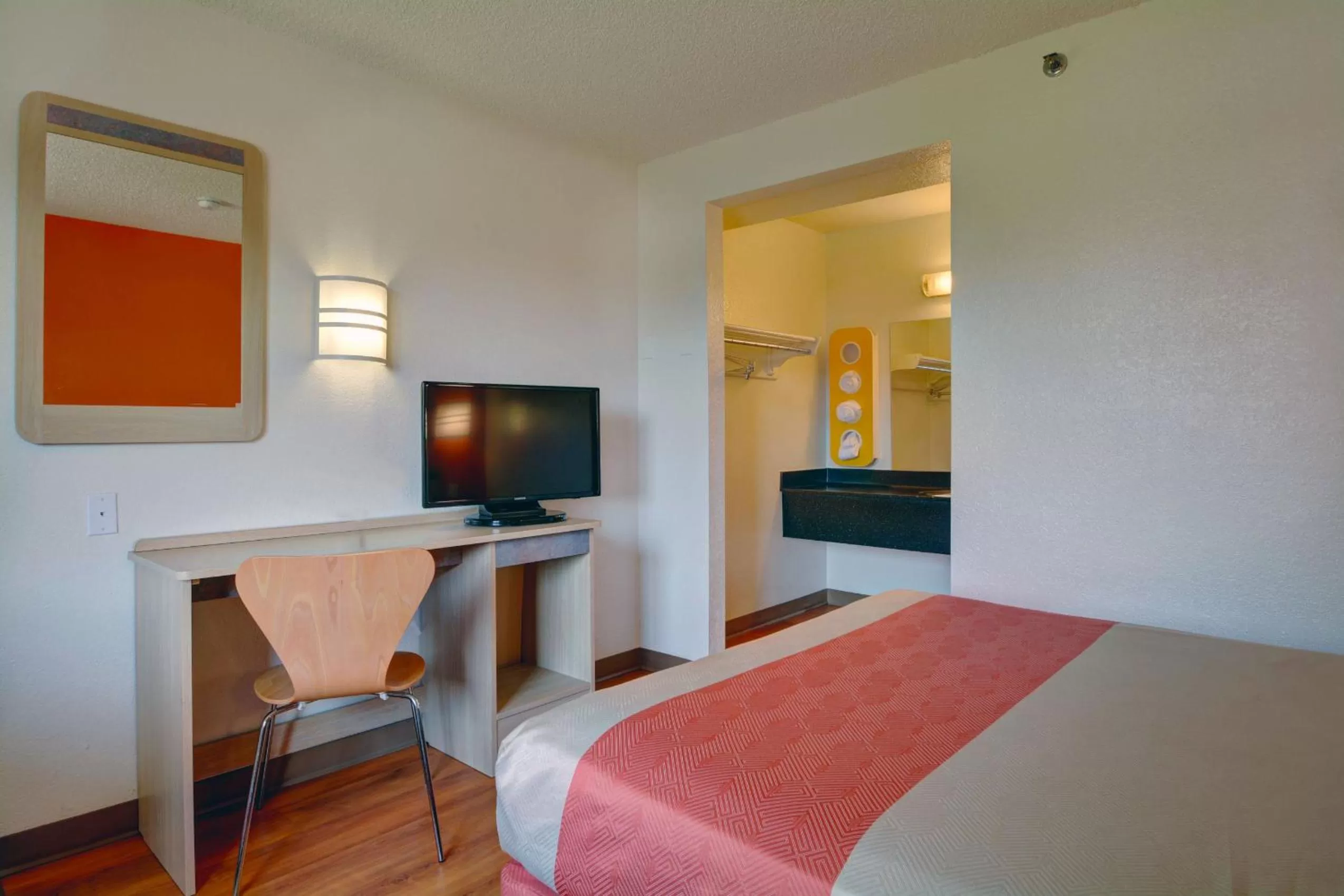 Seating area, Bed in Motel 6-Wethersfield, CT - Hartford