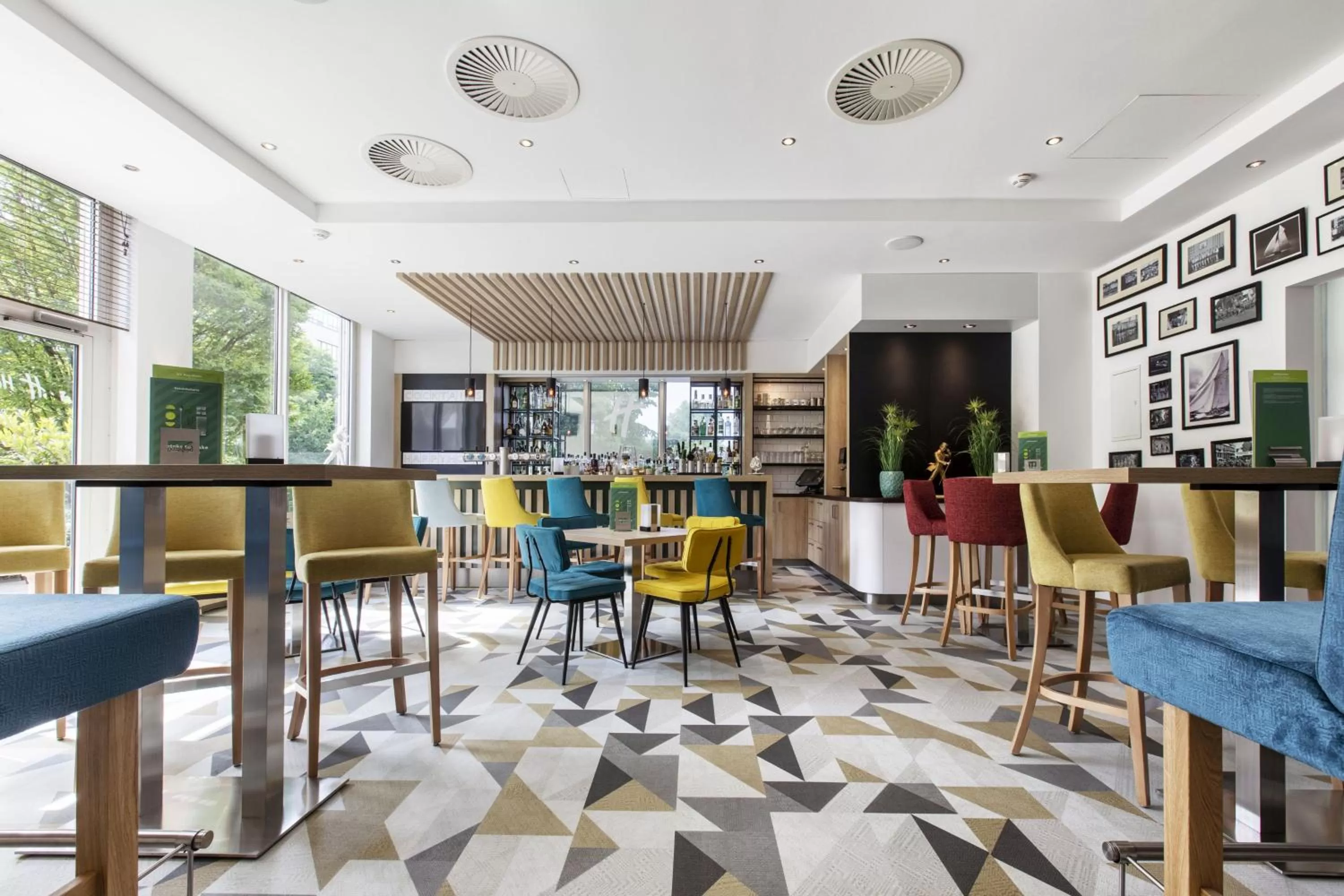 Lounge or bar in Holiday Inn Düsseldorf-Neuss by IHG