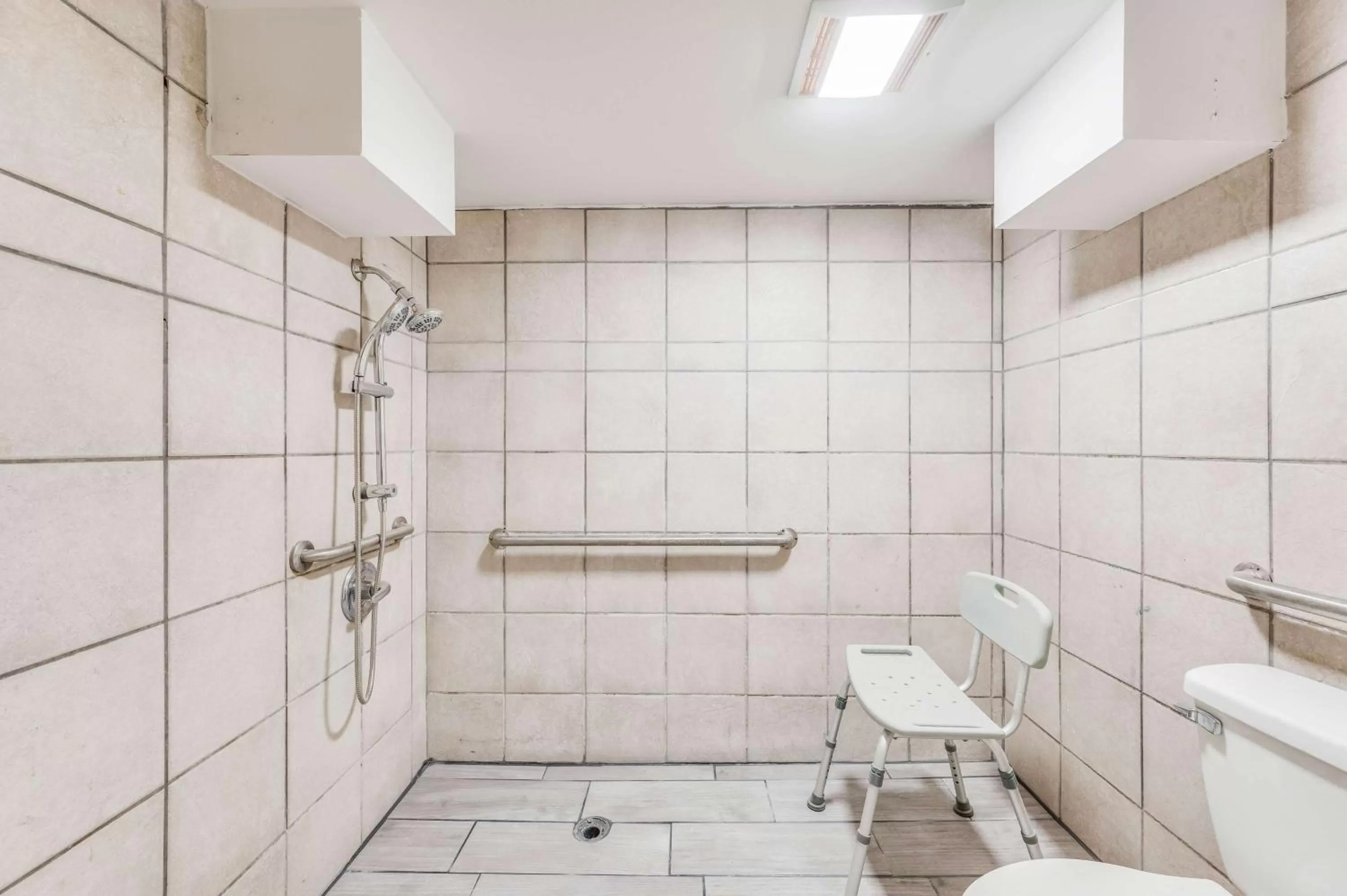 Photo of the whole room in Motel 6-Tupelo, MS - Downtown