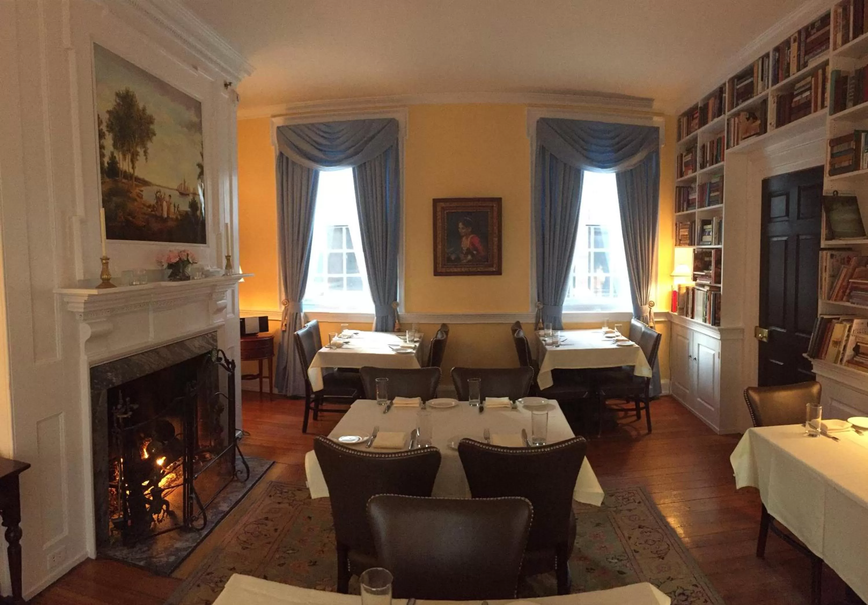 Library in Morris House Hotel