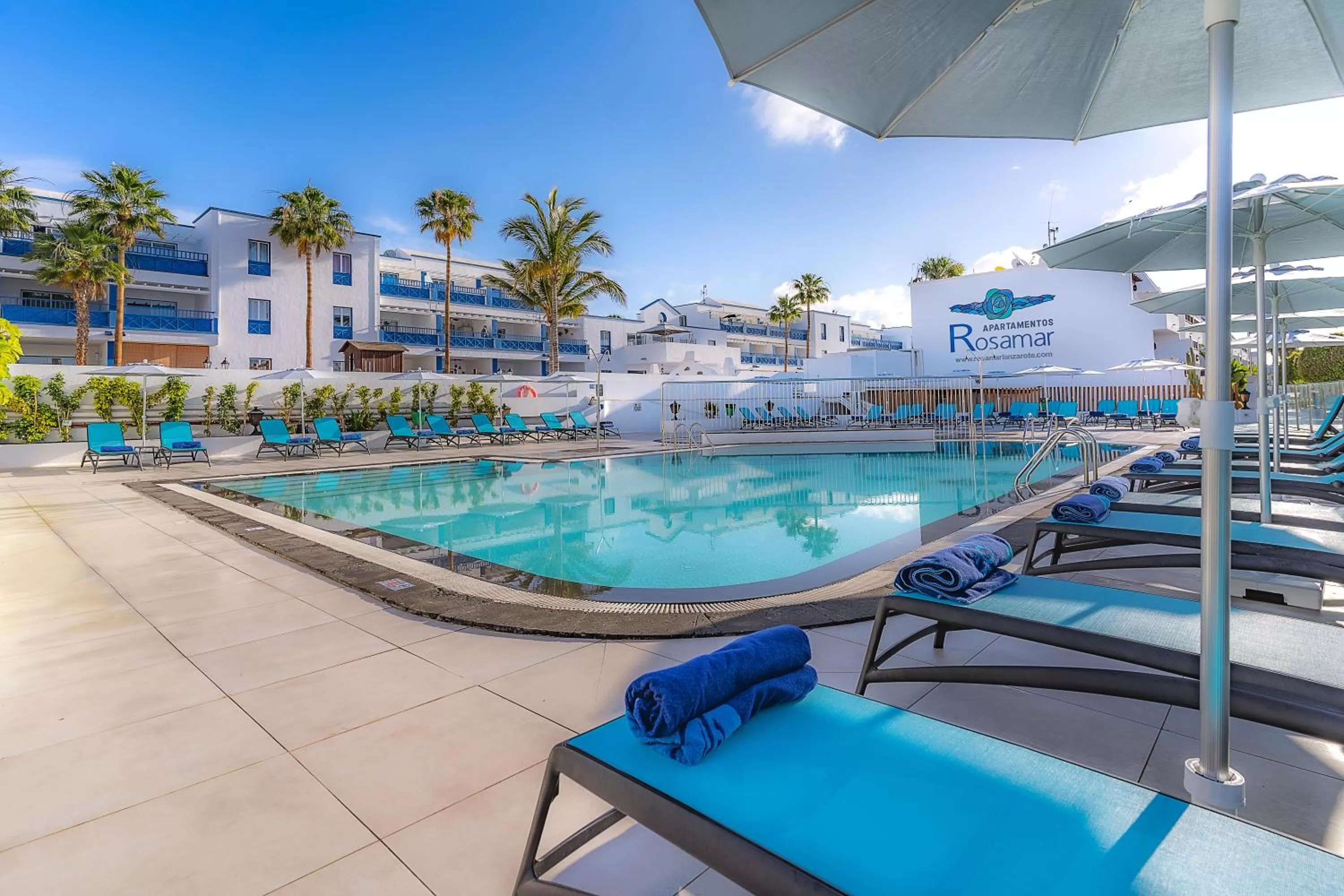 Swimming pool in Rosamar Apartamentos