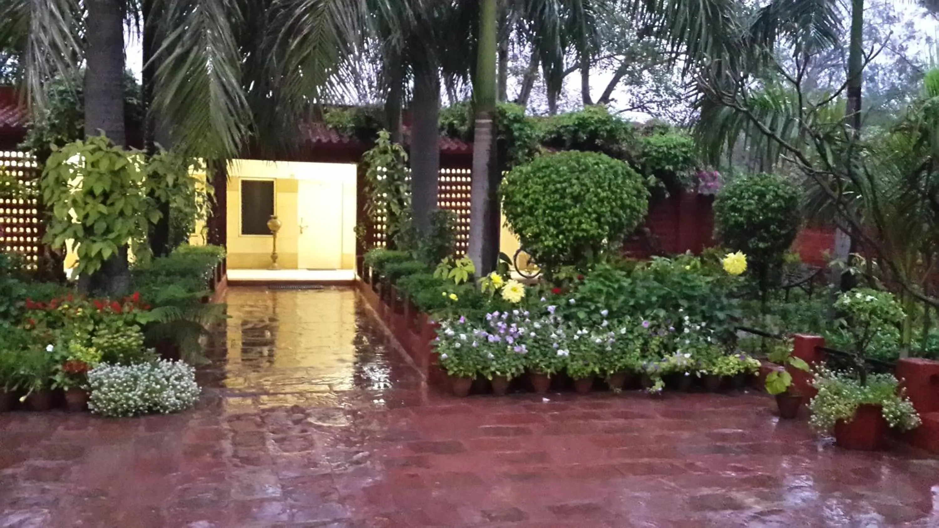 Facade/entrance in Hotel Sheela, 100m from Taj Mahal