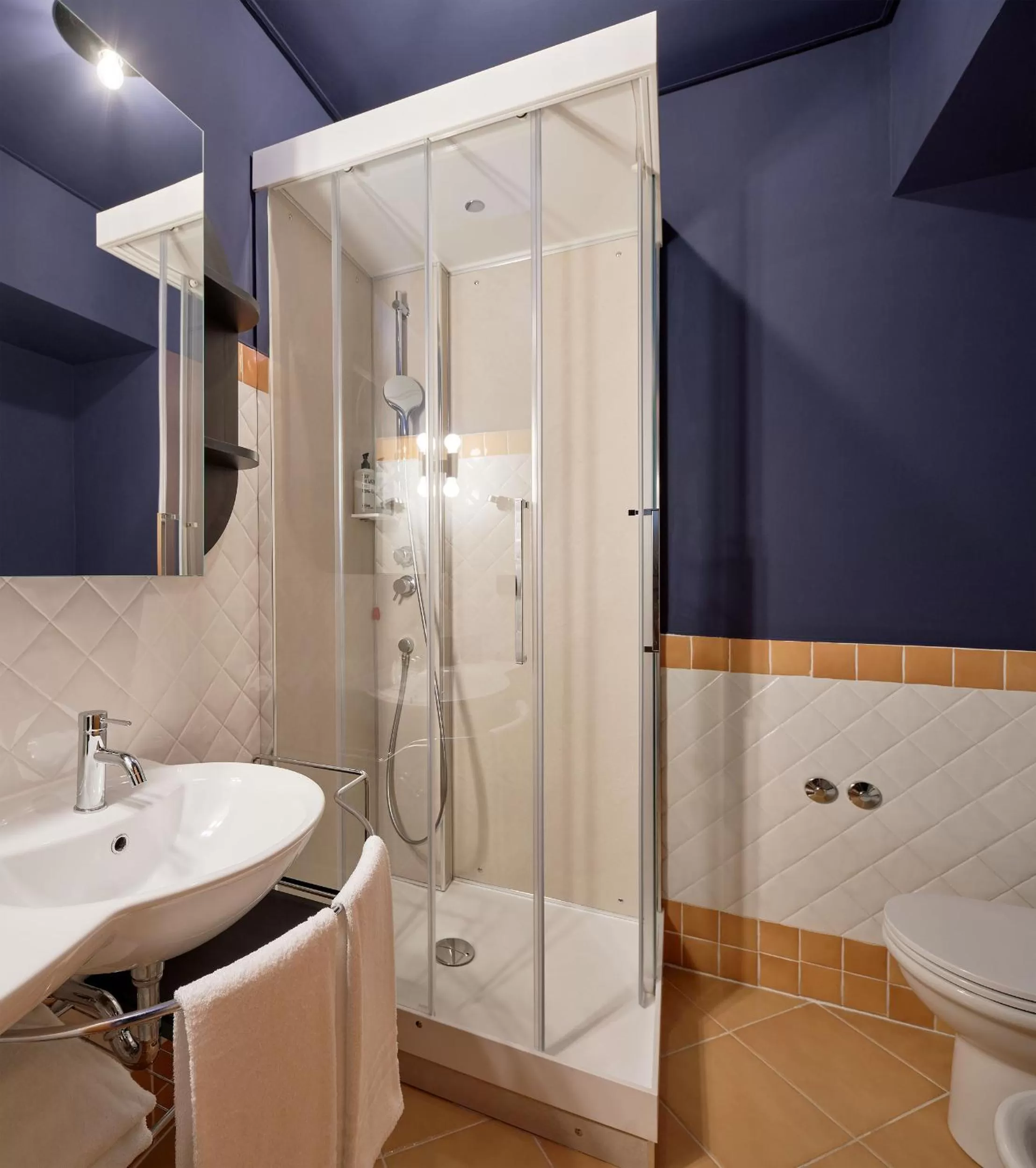 Bathroom in URBANAUTS STUDIOS Minelli