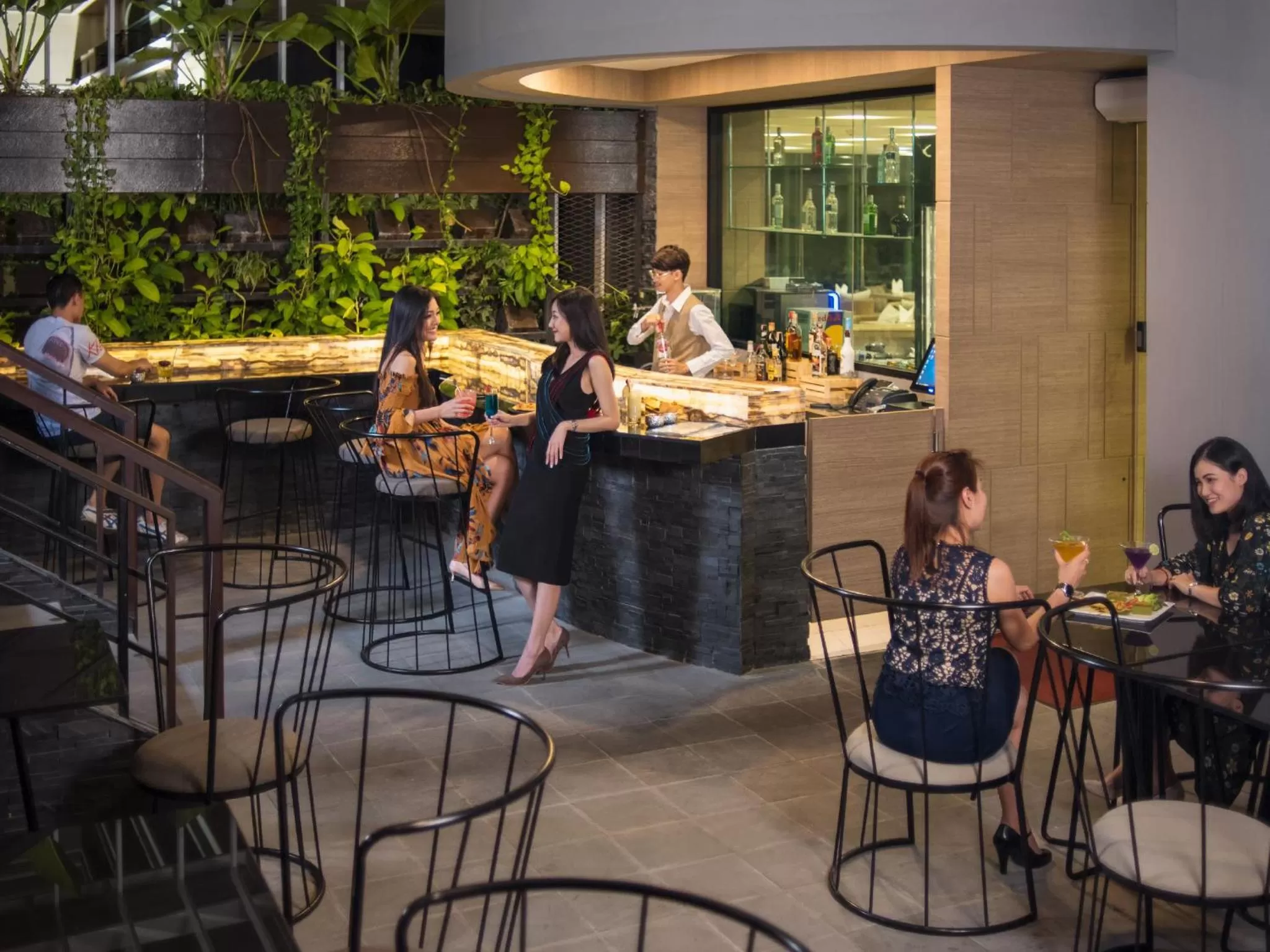 Lounge or bar in Solitaire Bangkok Sukhumvit 11