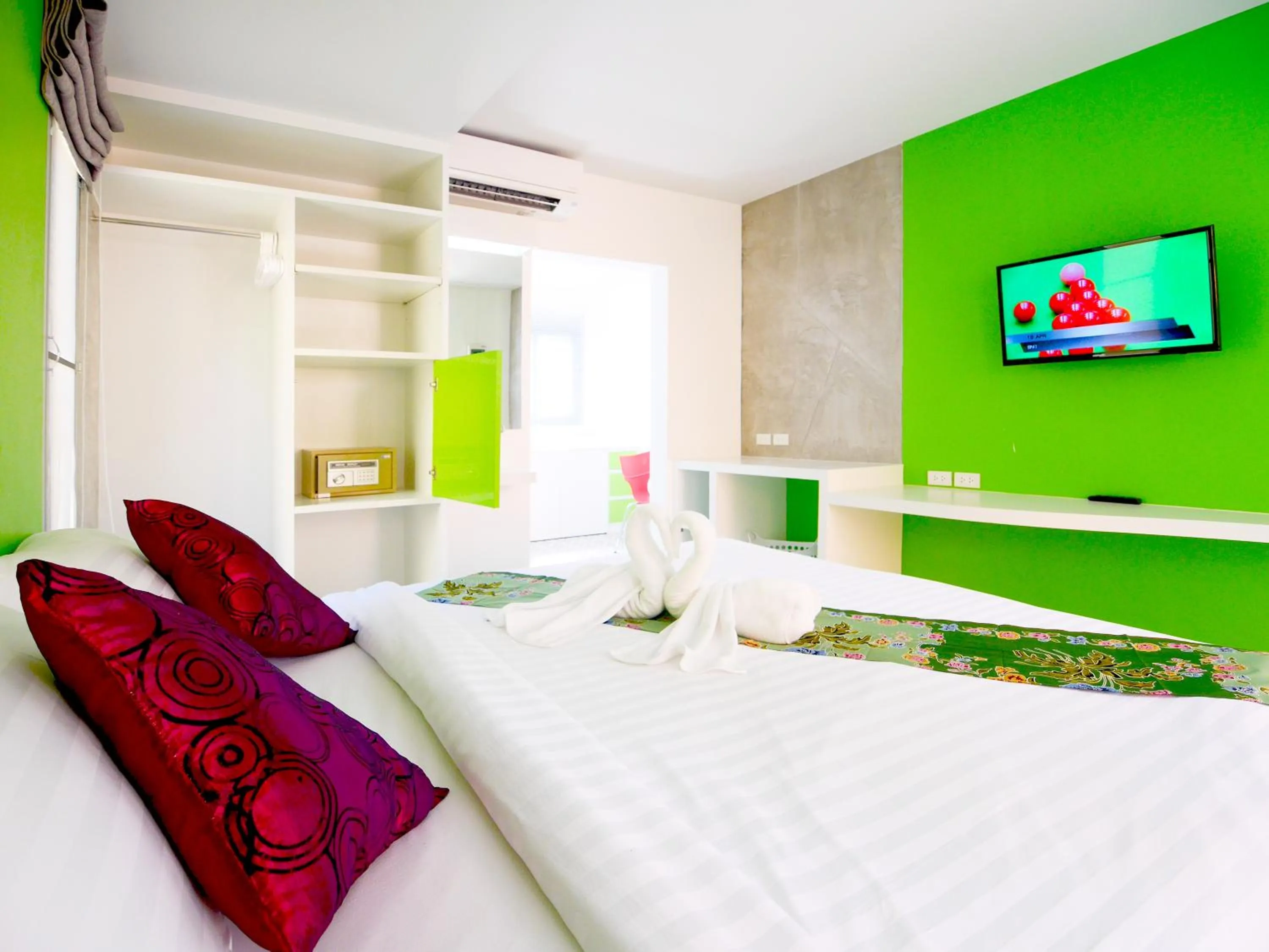 Photo of the whole room, Bed in Forest Bungalows & Mama's Restaurant