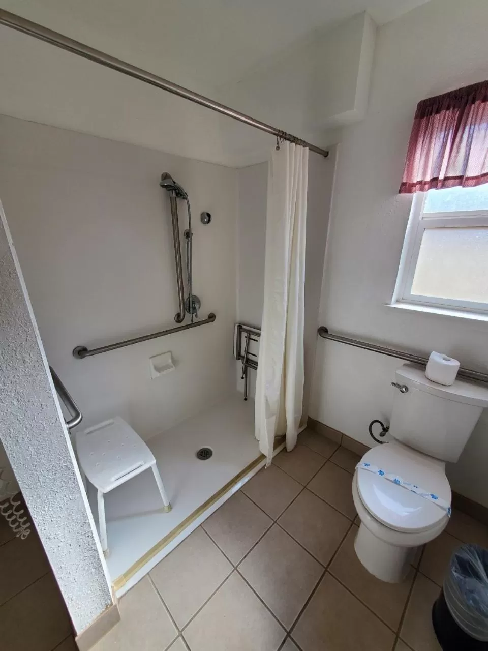 Bathroom in Bluebird Day Inn & Suites