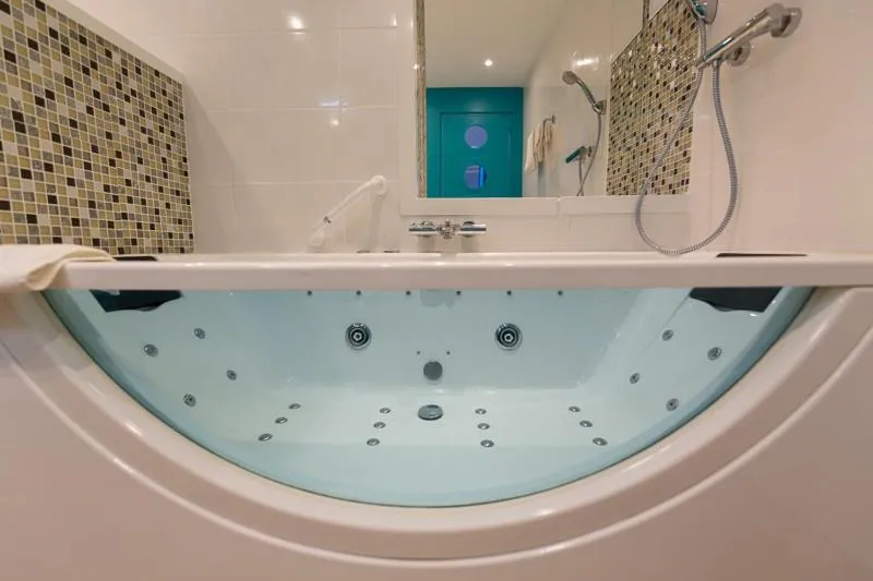 Bathroom in Cit'Hotel Le Regina Bordeaux Gare Saint-Jean