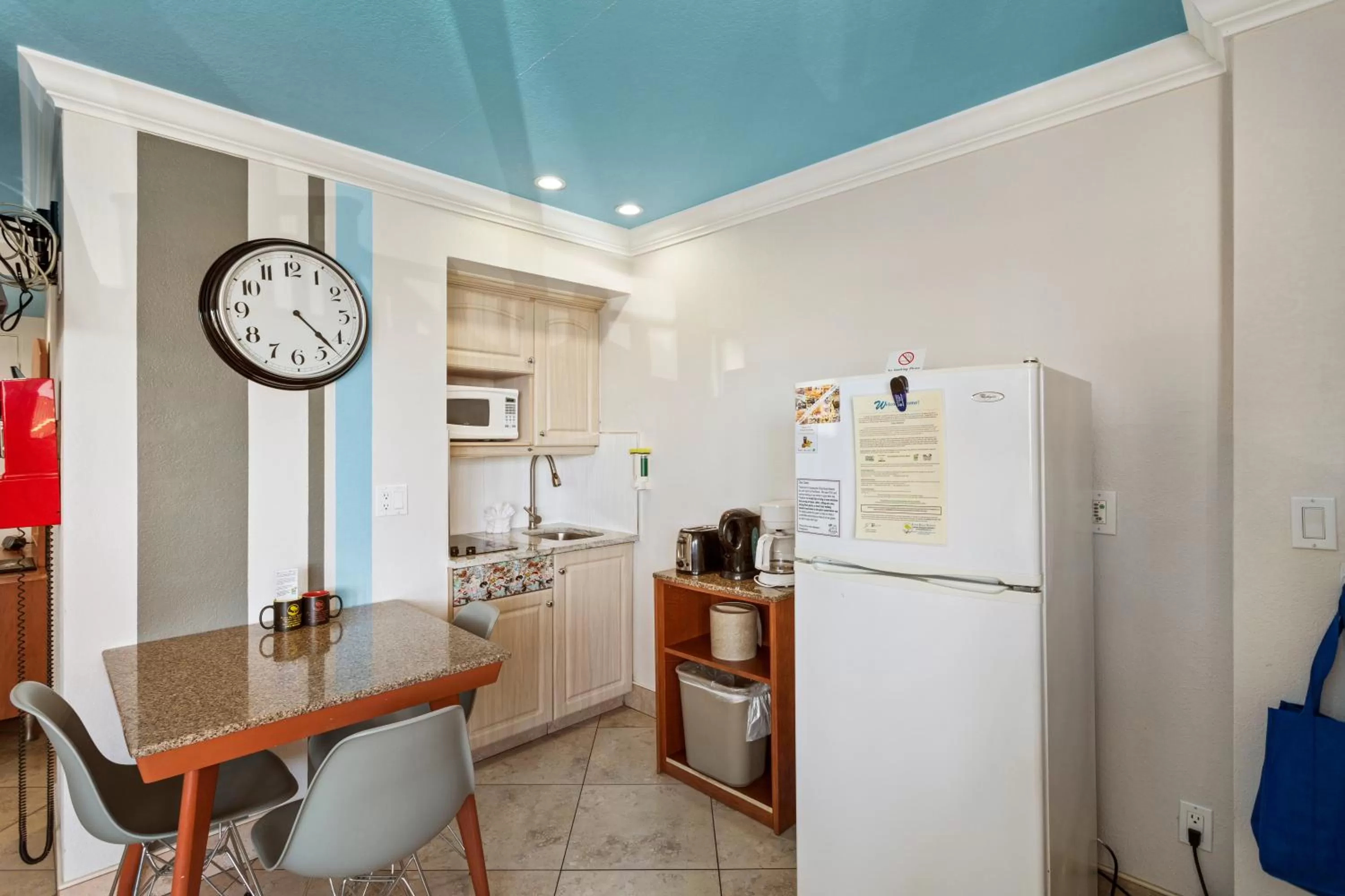 TV and multimedia in Plaza Beach Hotel - Beachfront Resort