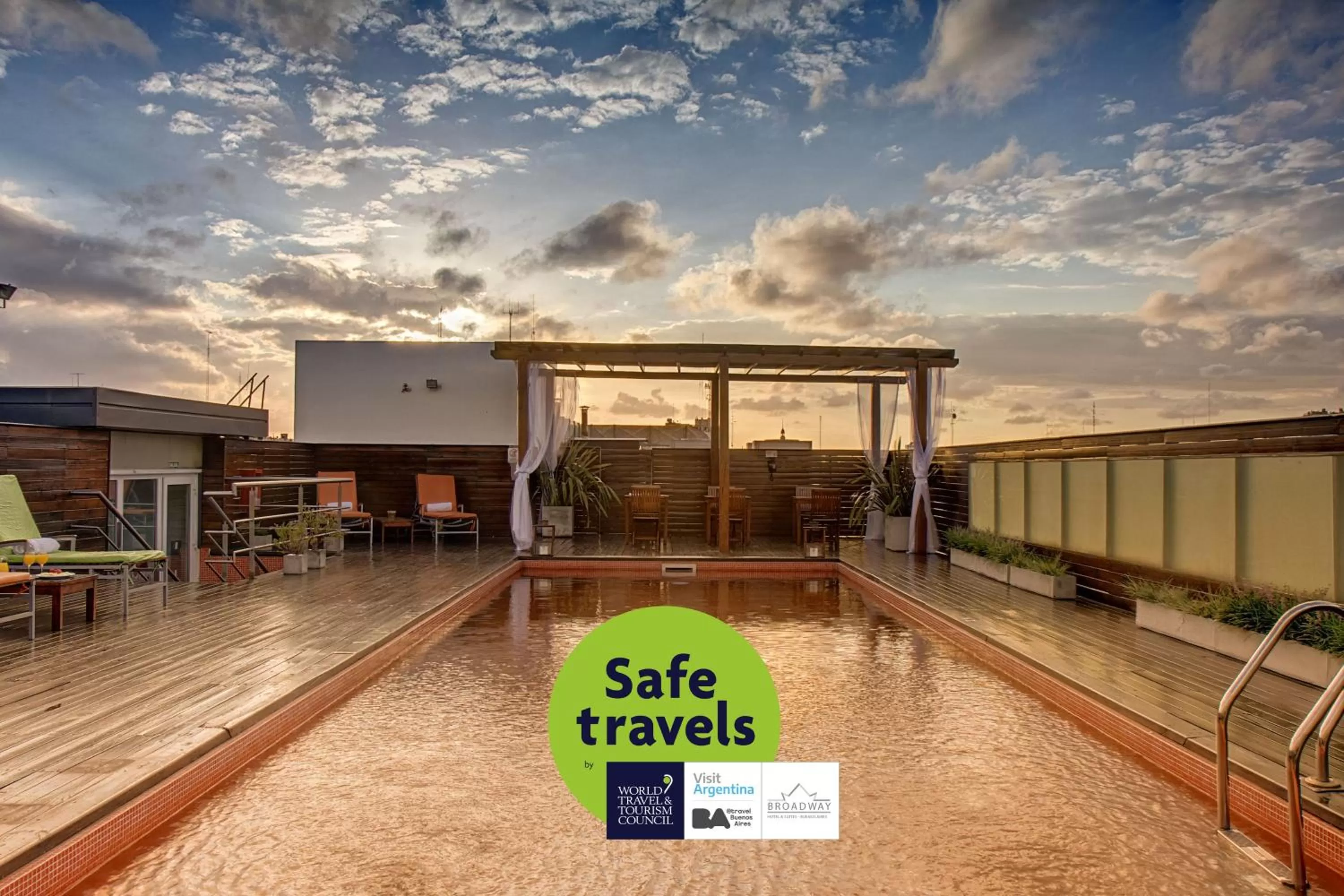 Sunset in Broadway Hotel & Suites