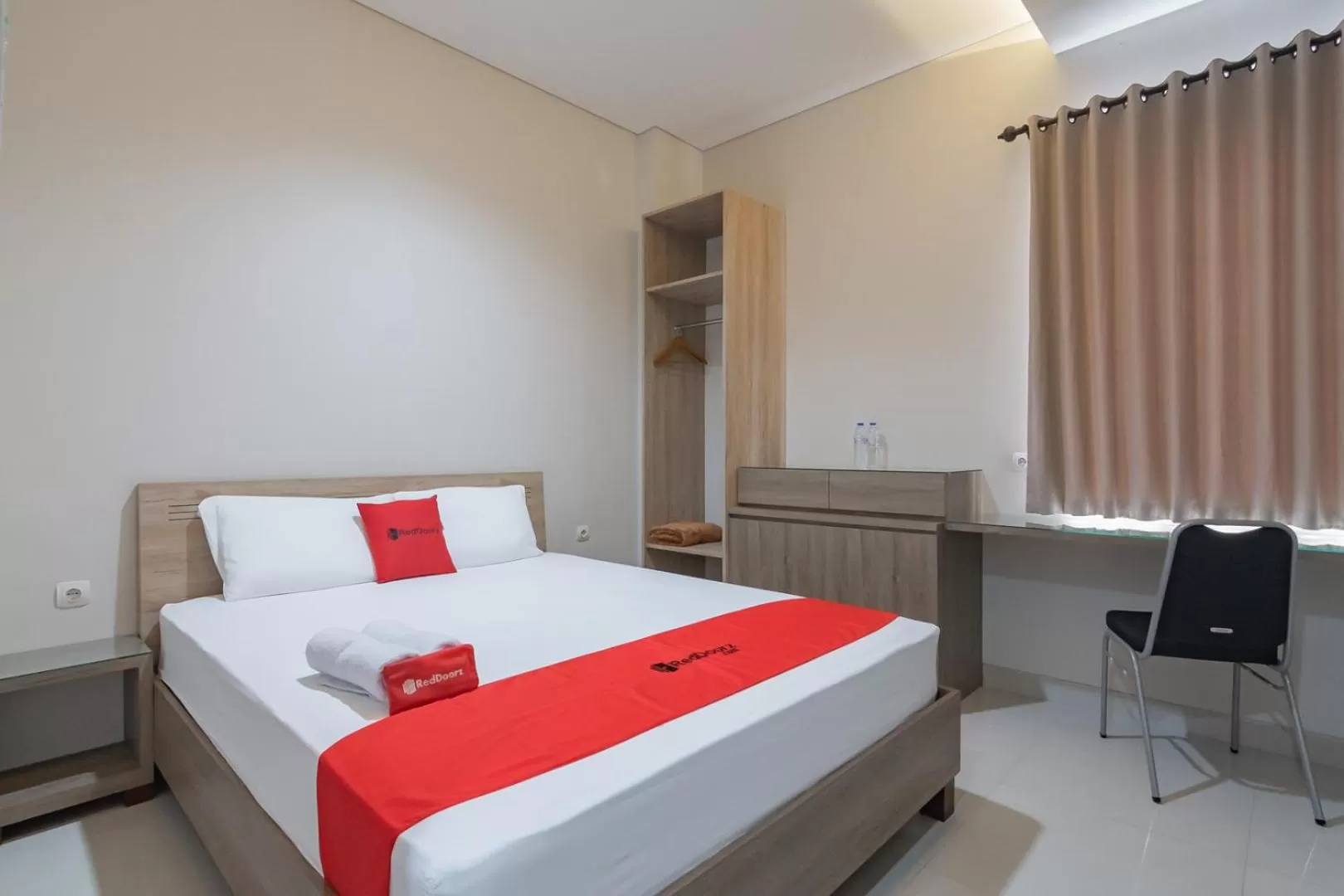 Bedroom, Bed in RedDoorz Plus @ Cirebon City Center