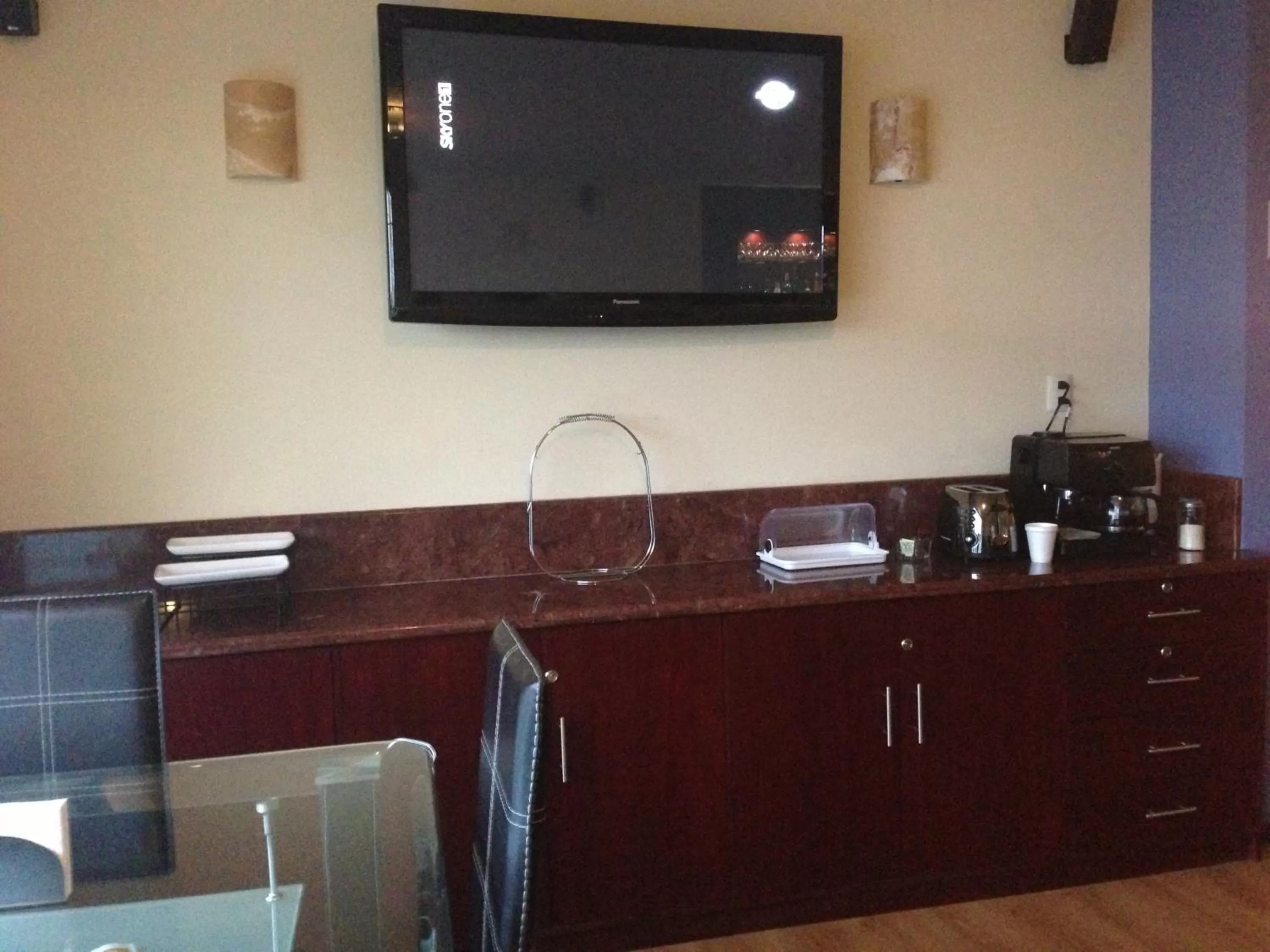 Food and drinks, TV/Entertainment Center in Hotel CR Tehuacan