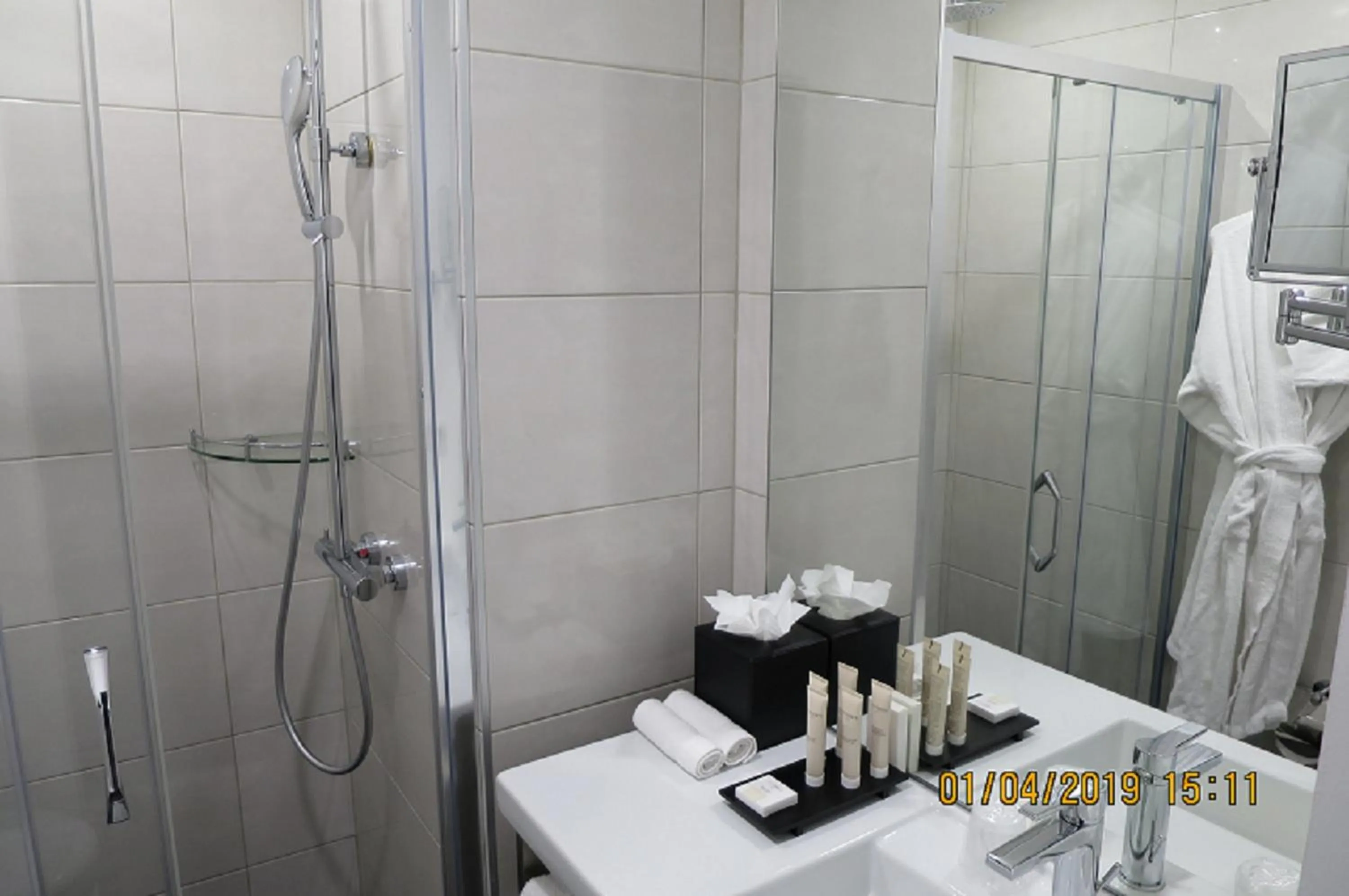 Shower in Hôtel Villa Eiffel Mademoiselle