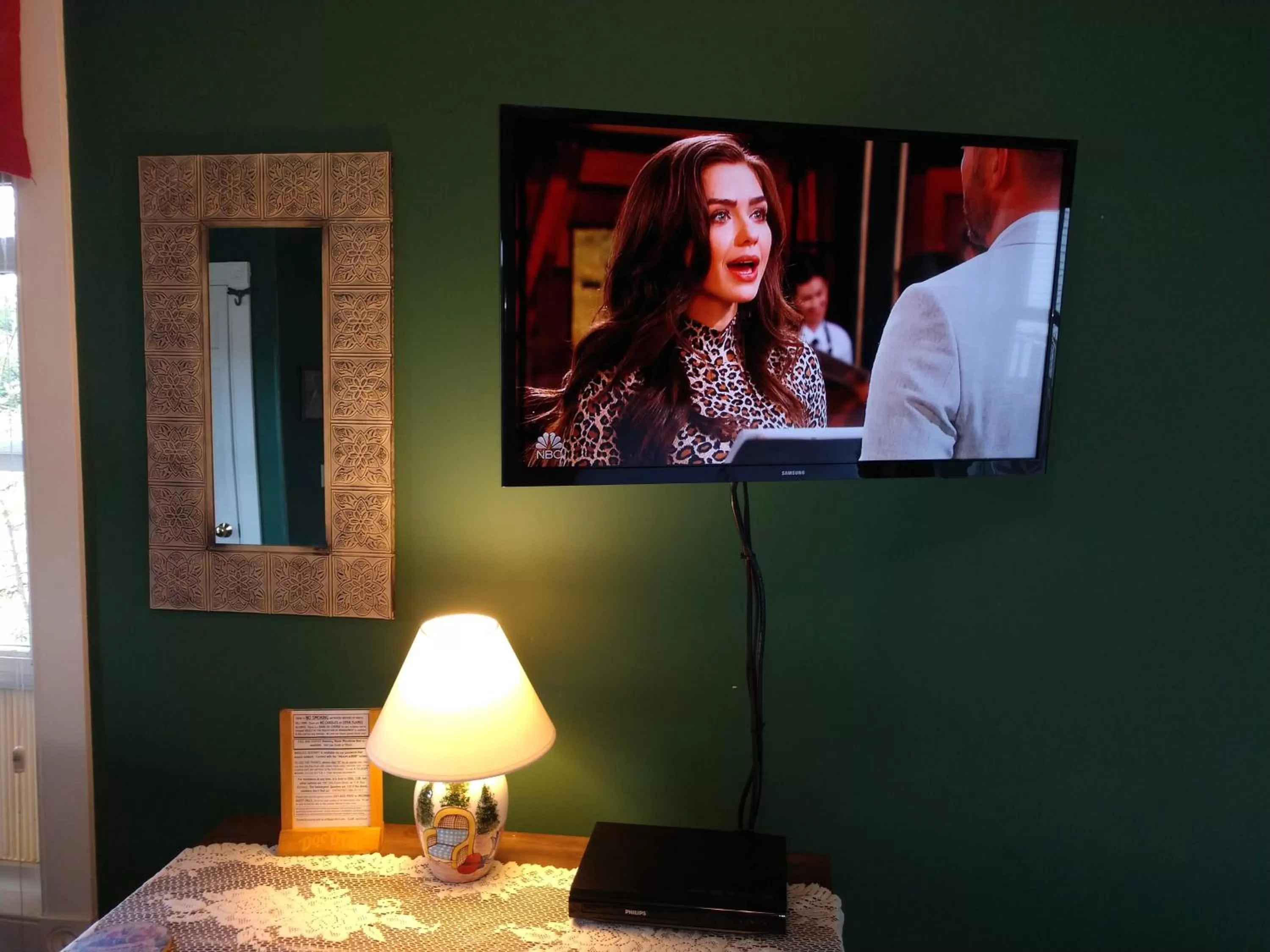 TV and multimedia in Maple Hill Farm Inn