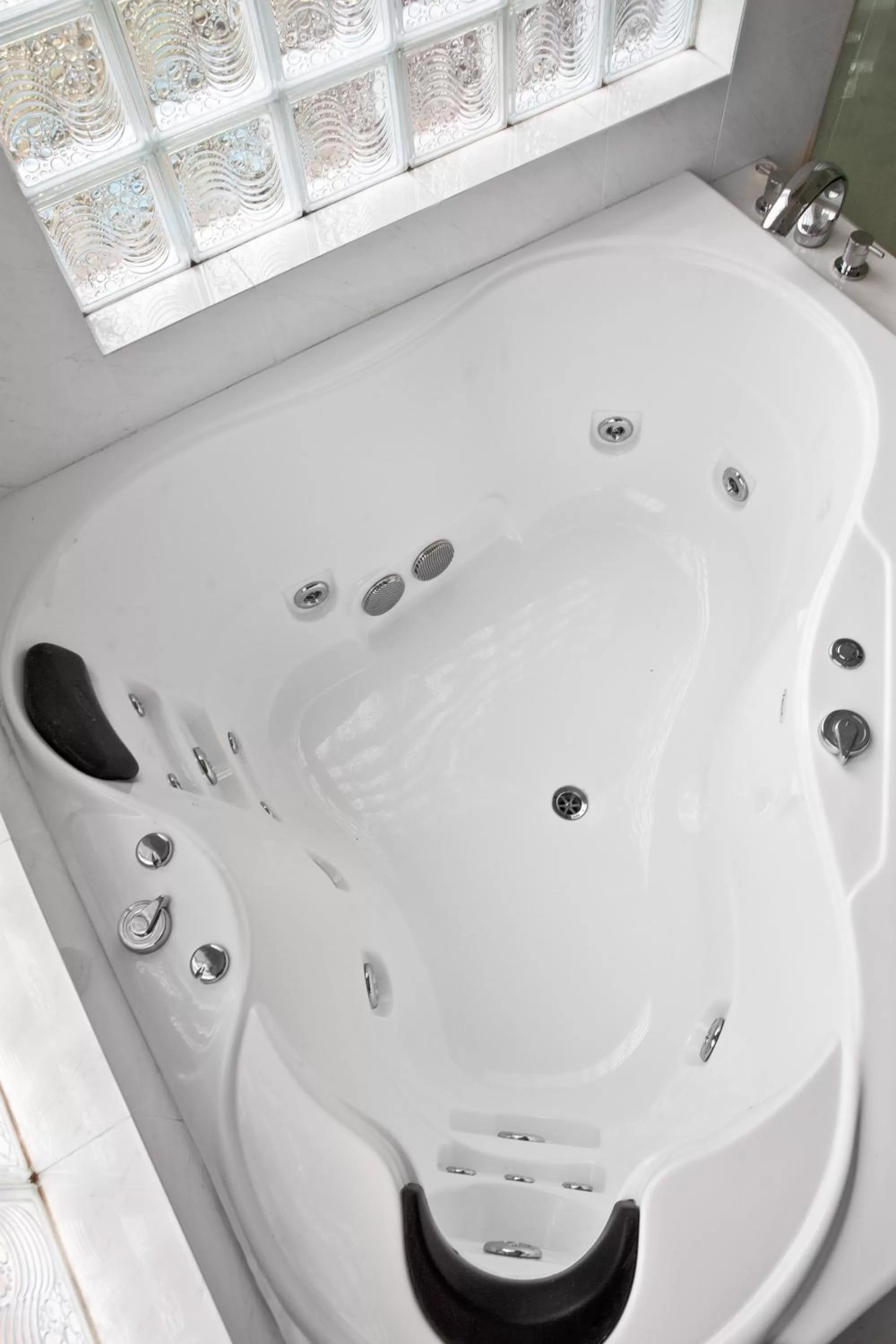 One-Bedroom Apartment with Private Pool  in The Castle on Tamborine