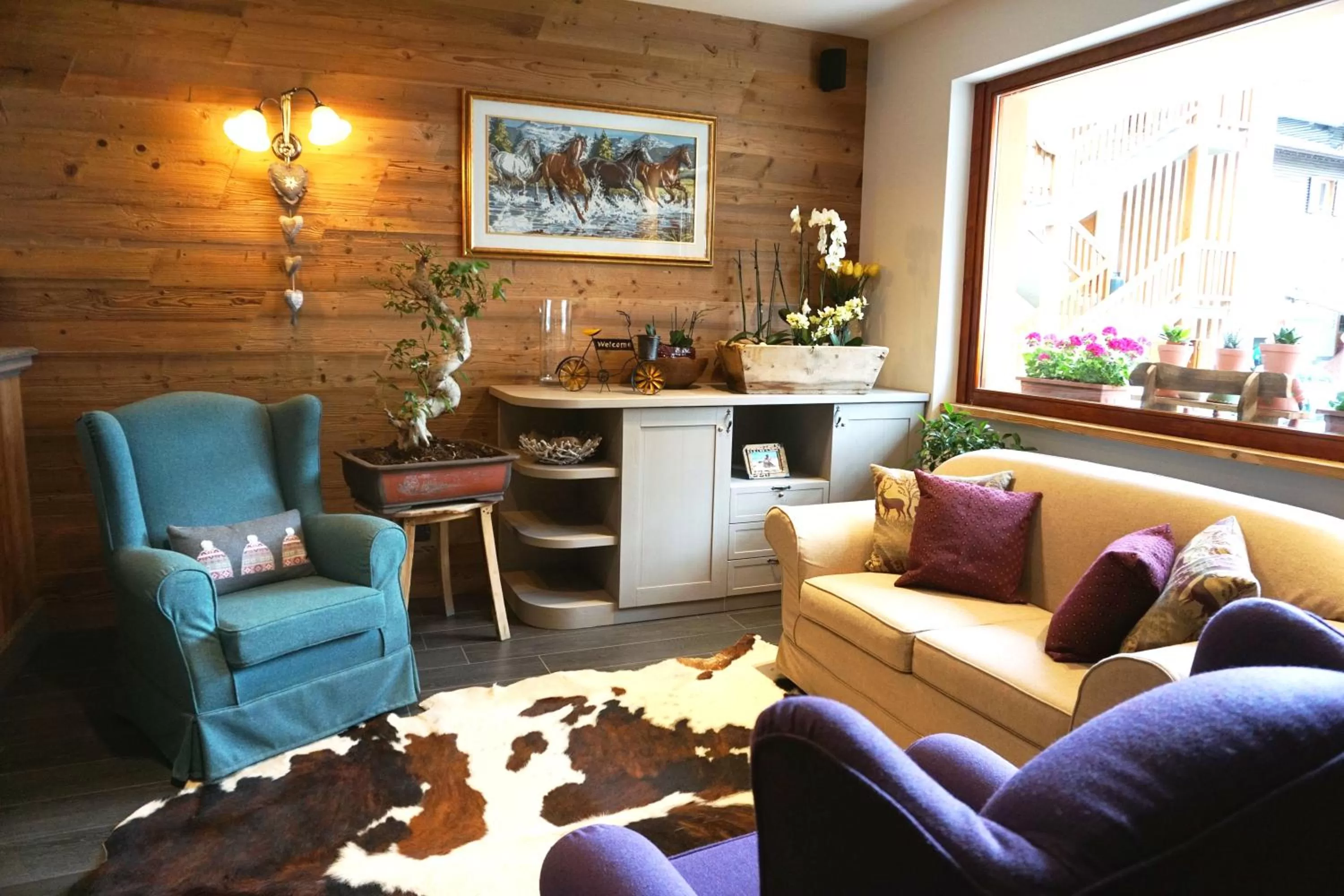 Communal lounge/ TV room in Olimpia Hotel