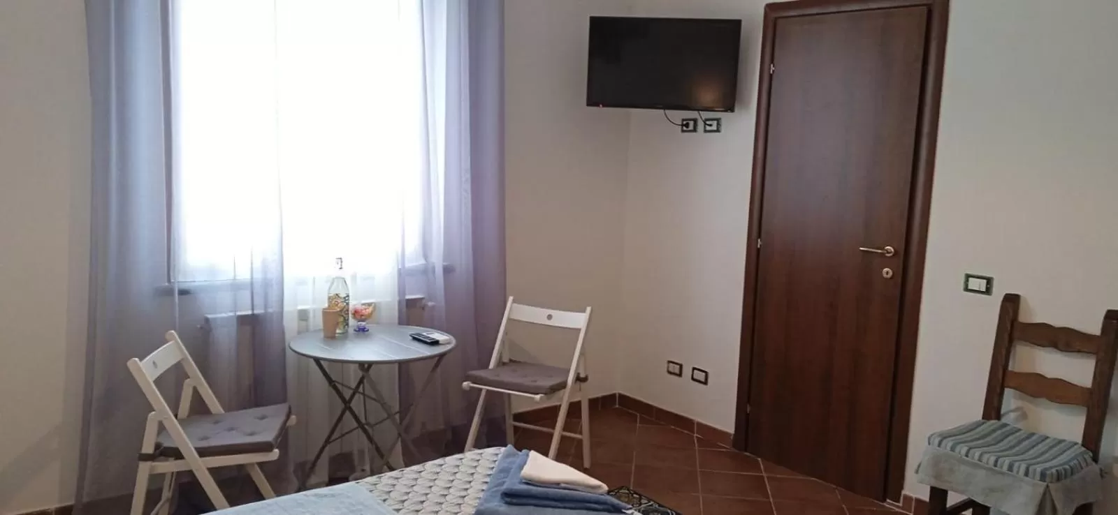 TV/Entertainment Center in In Vino Veritas