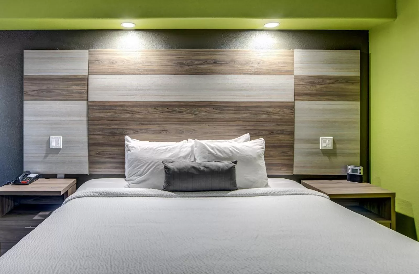 Photo of the whole room, Bed in Seabreeze Inn - Fort Walton