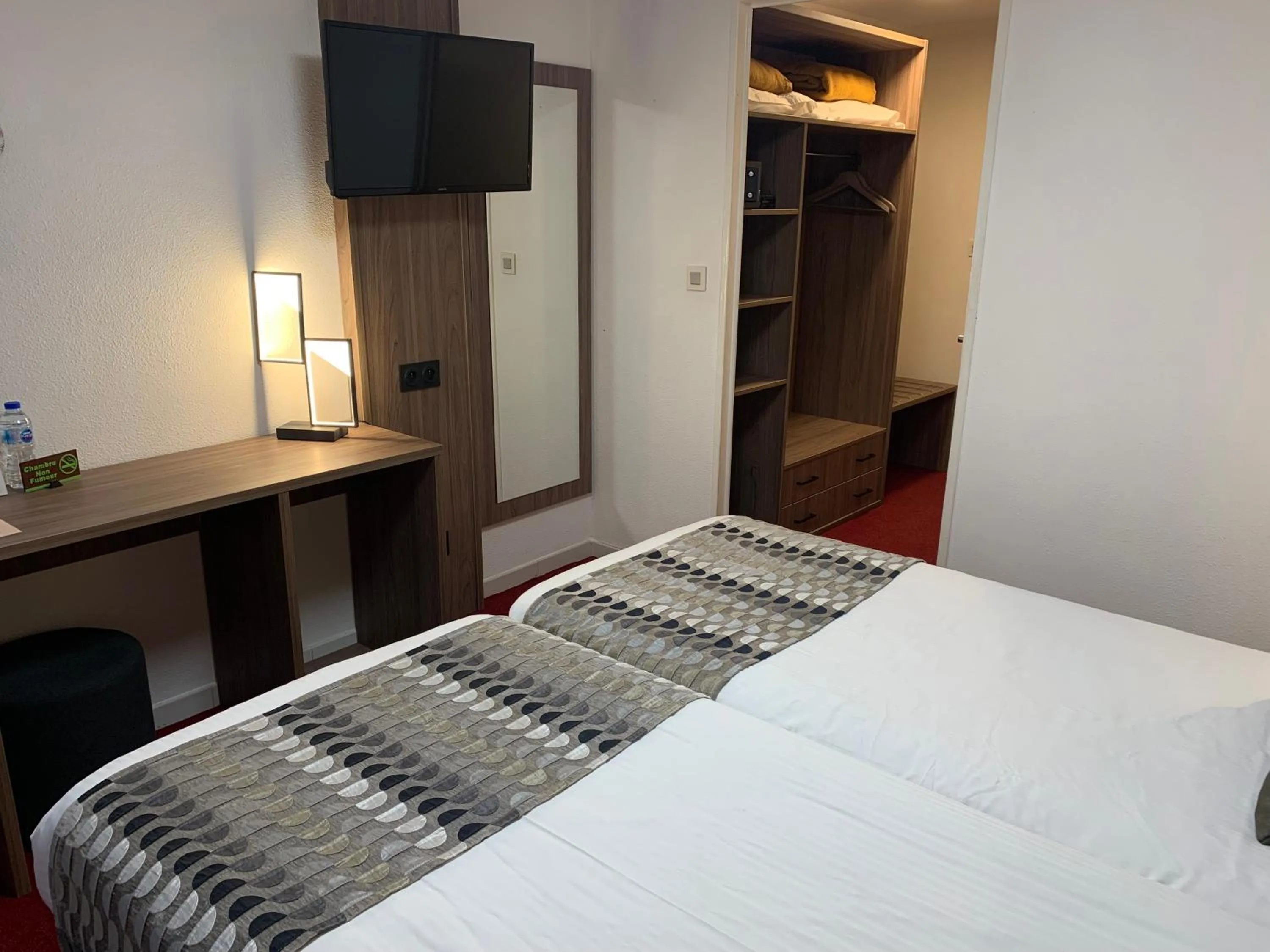 Bed in Logis Hotel Le Lac