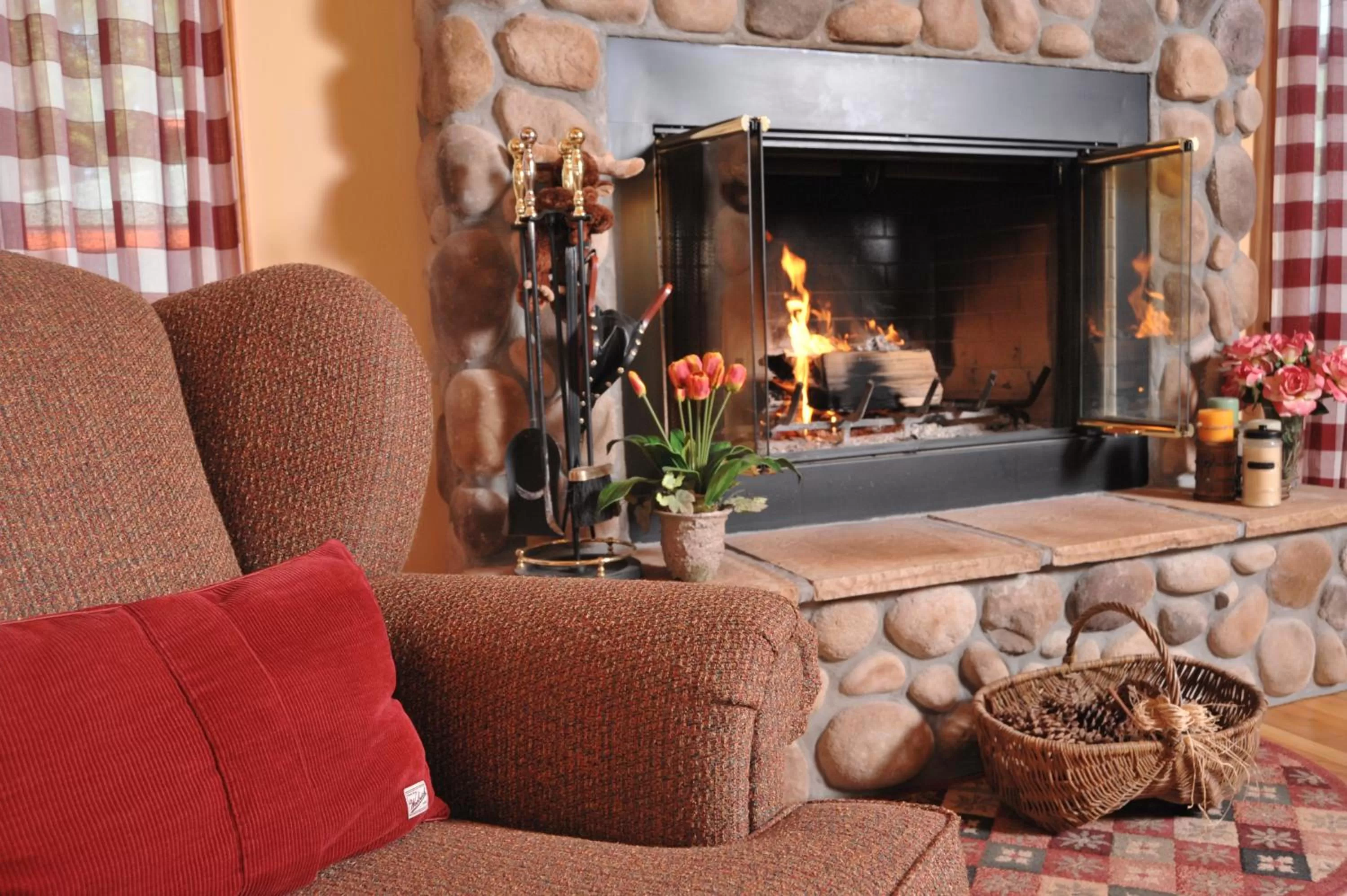 Living room, Seating Area in Berry Springs Lodge