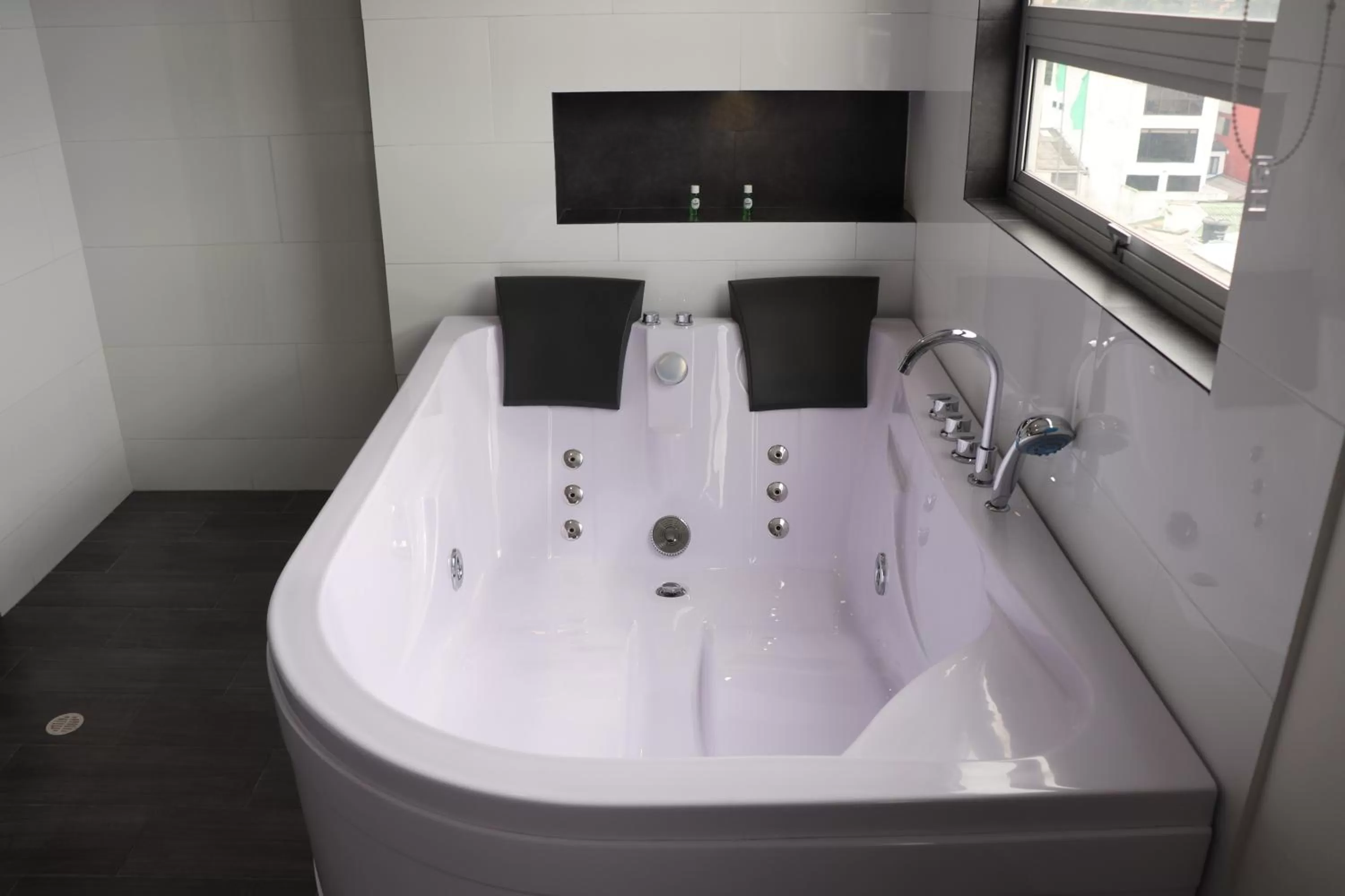 Hot Tub, Bed in Hotel Bogota DC