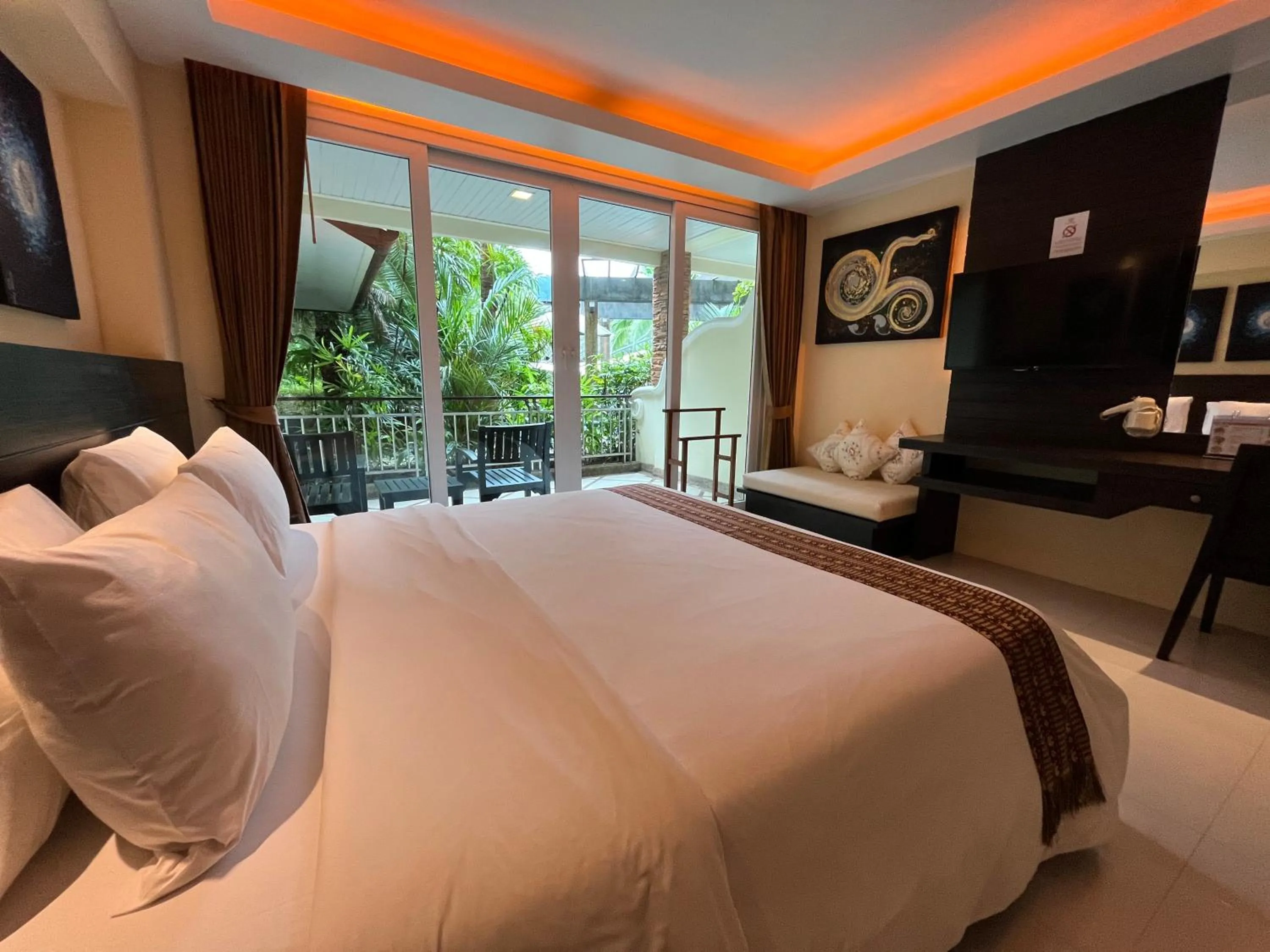 Bedroom, Bed in R-Mar Resort and Spa Patong, Phuket