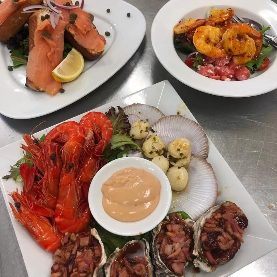 Food and drinks in Ten Dollar Town Motel