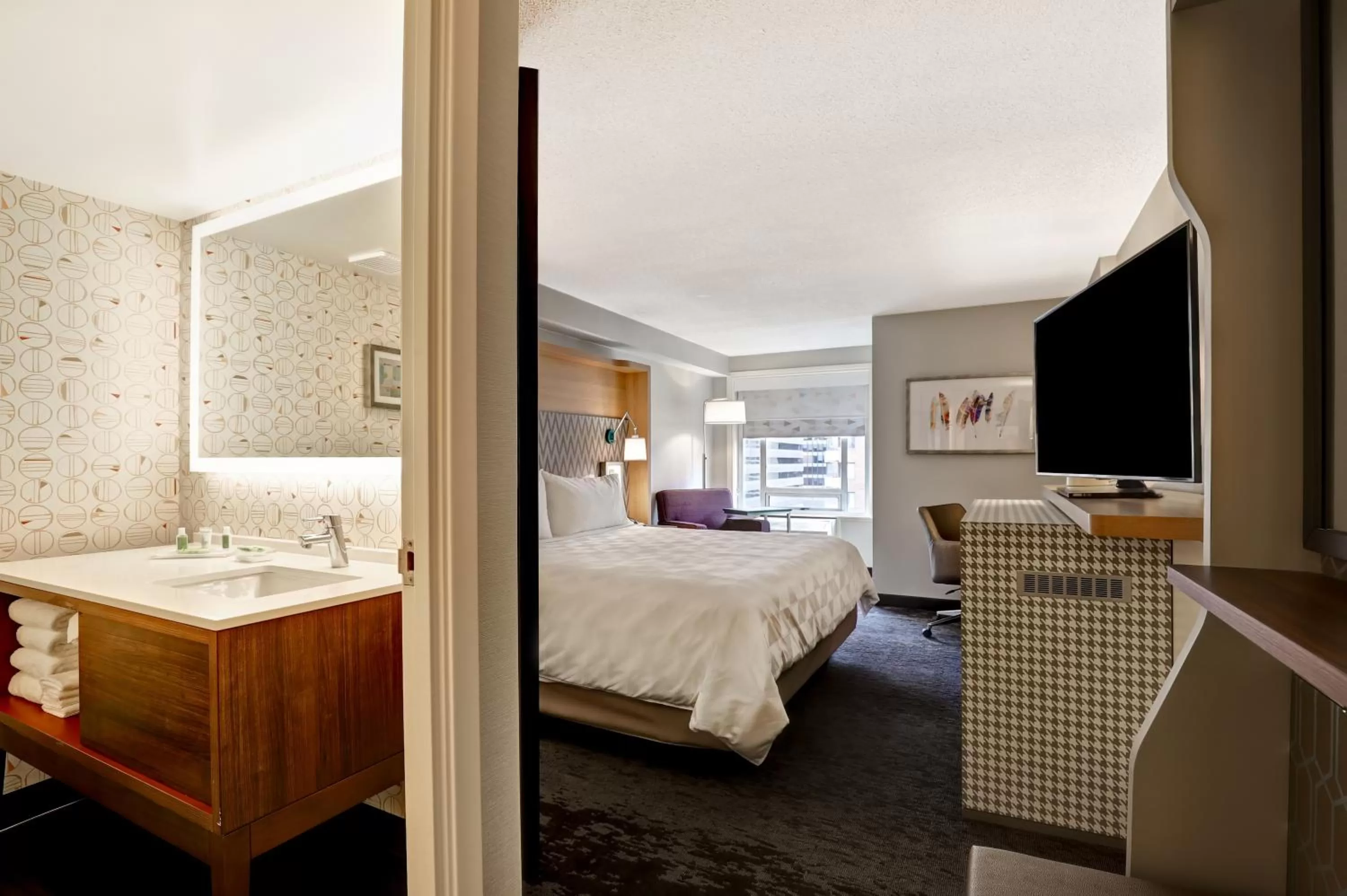 Bathroom, Bed in Holiday Inn - Ottawa Dwtn - Parliament Hill by IHG