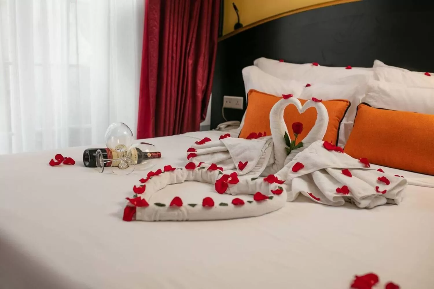 King Suite with Balcony in Kén Hotel by Connek