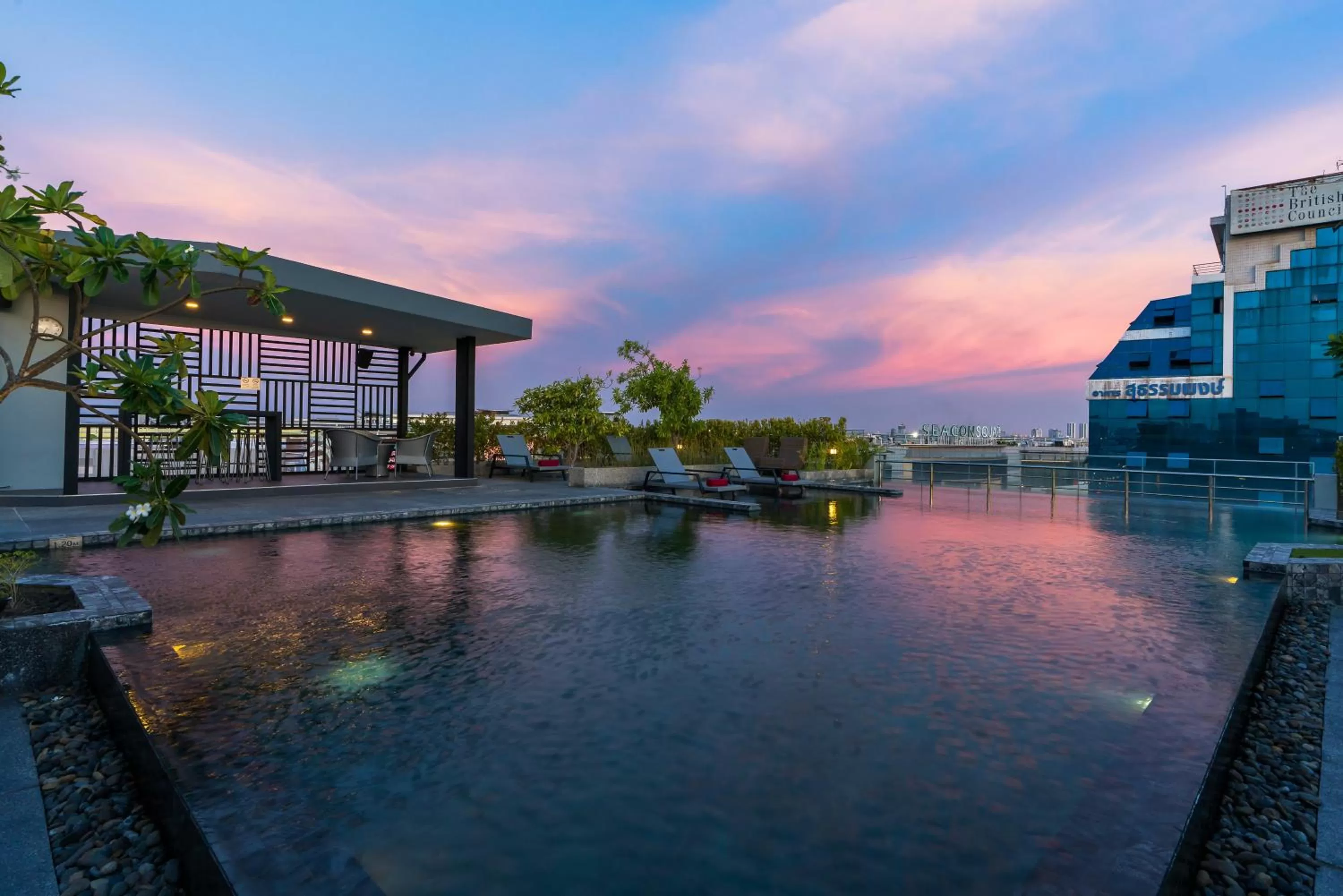 Swimming pool in De Botan Srinakarin Hotel & Residence