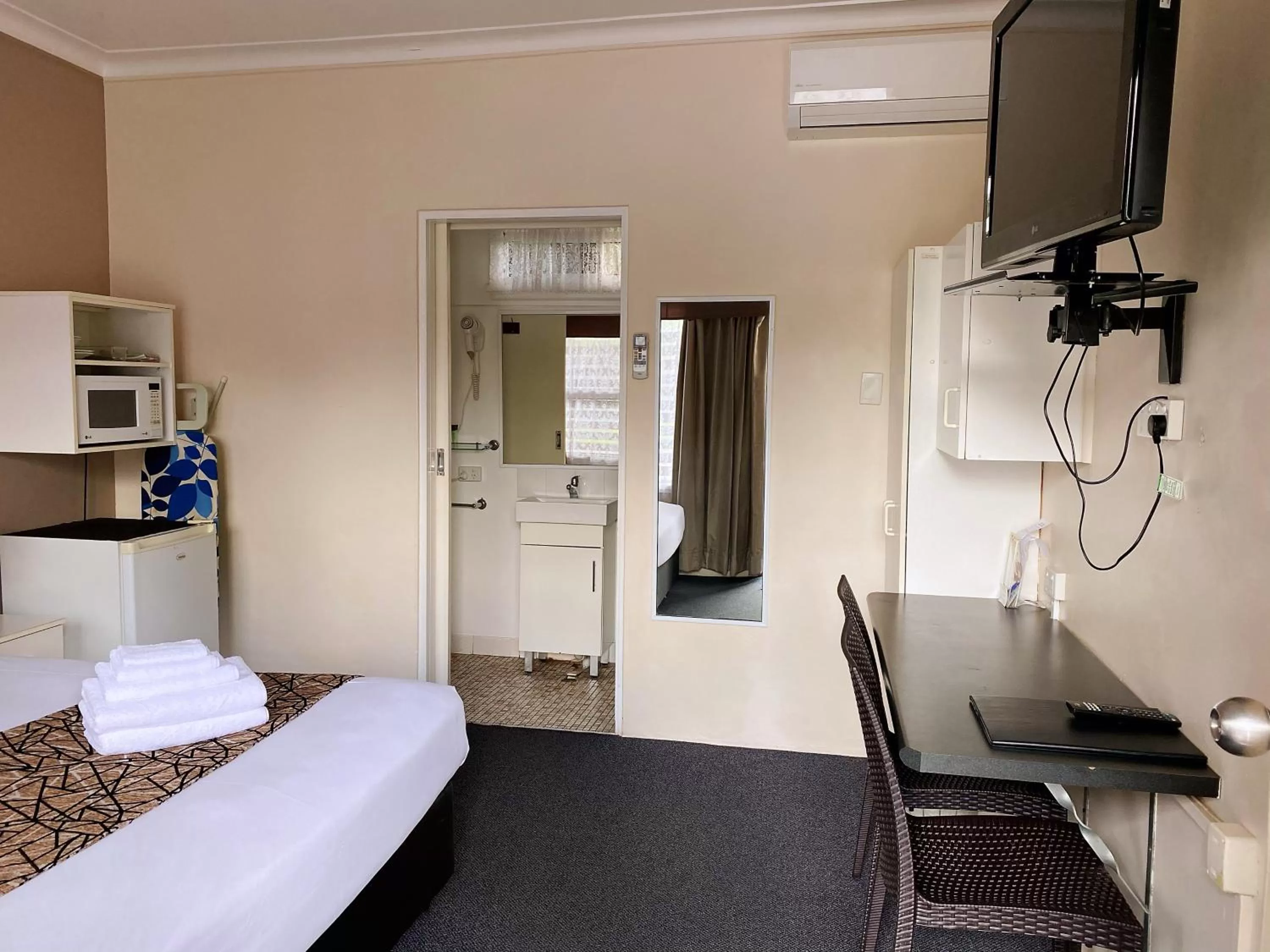 Photo of the whole room, Bed in Motel Kempsey