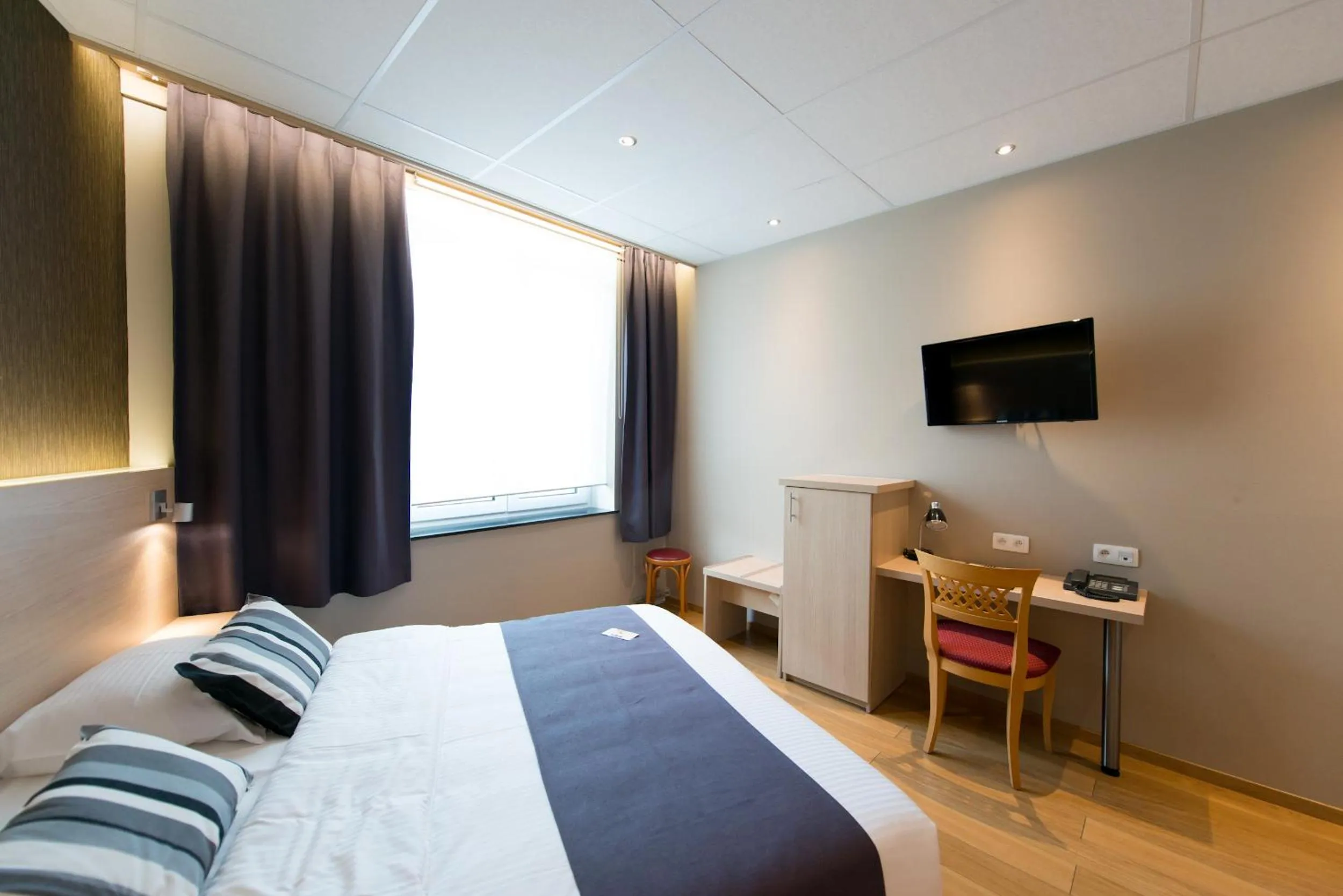 Bed, TV/Entertainment Center in Univers Hotel Liege-Guillemins