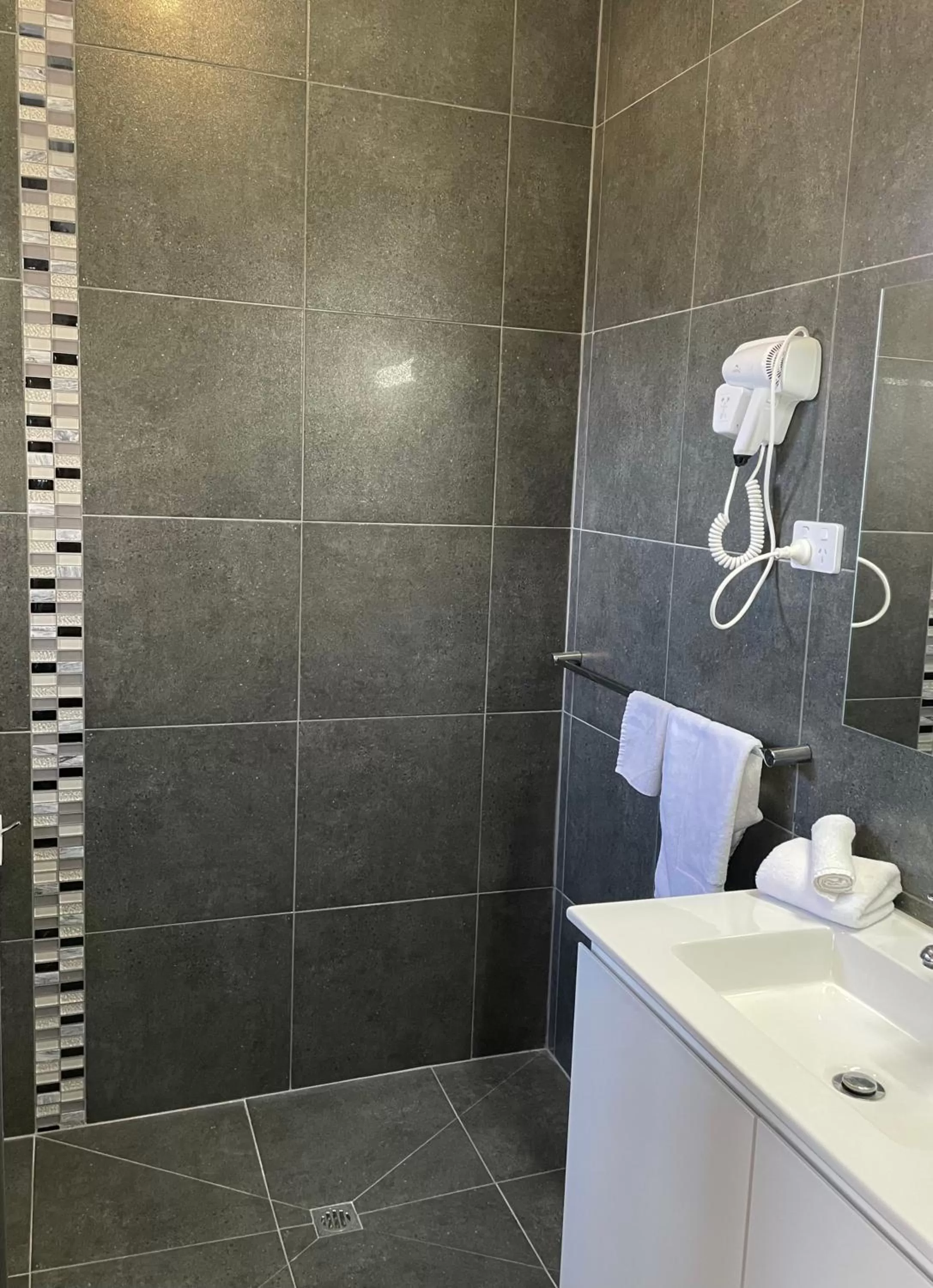 SHEPPARTON MOTOR INN Tudor House Motel