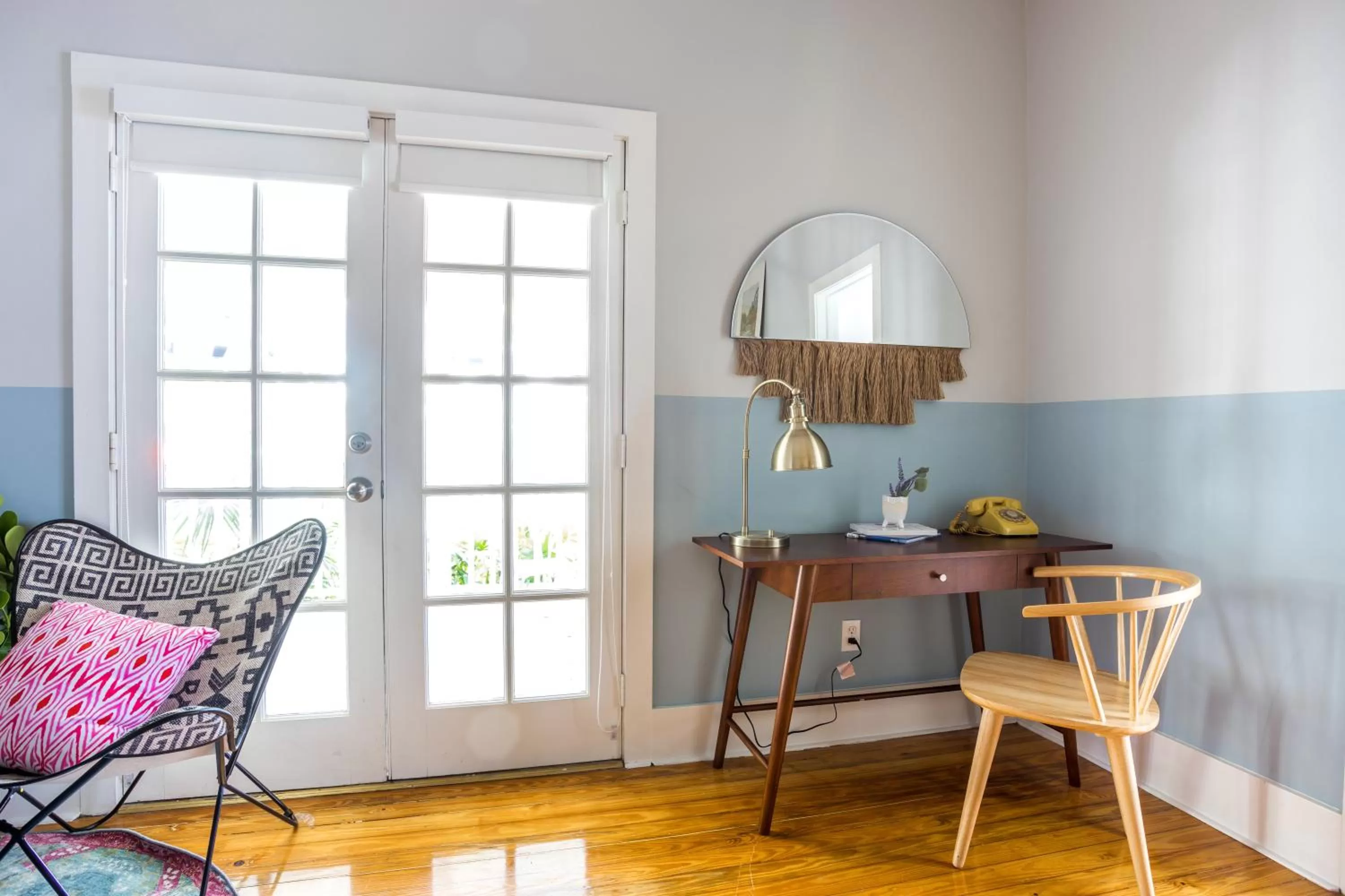 Seating area in Miami River Inn by Renzzi