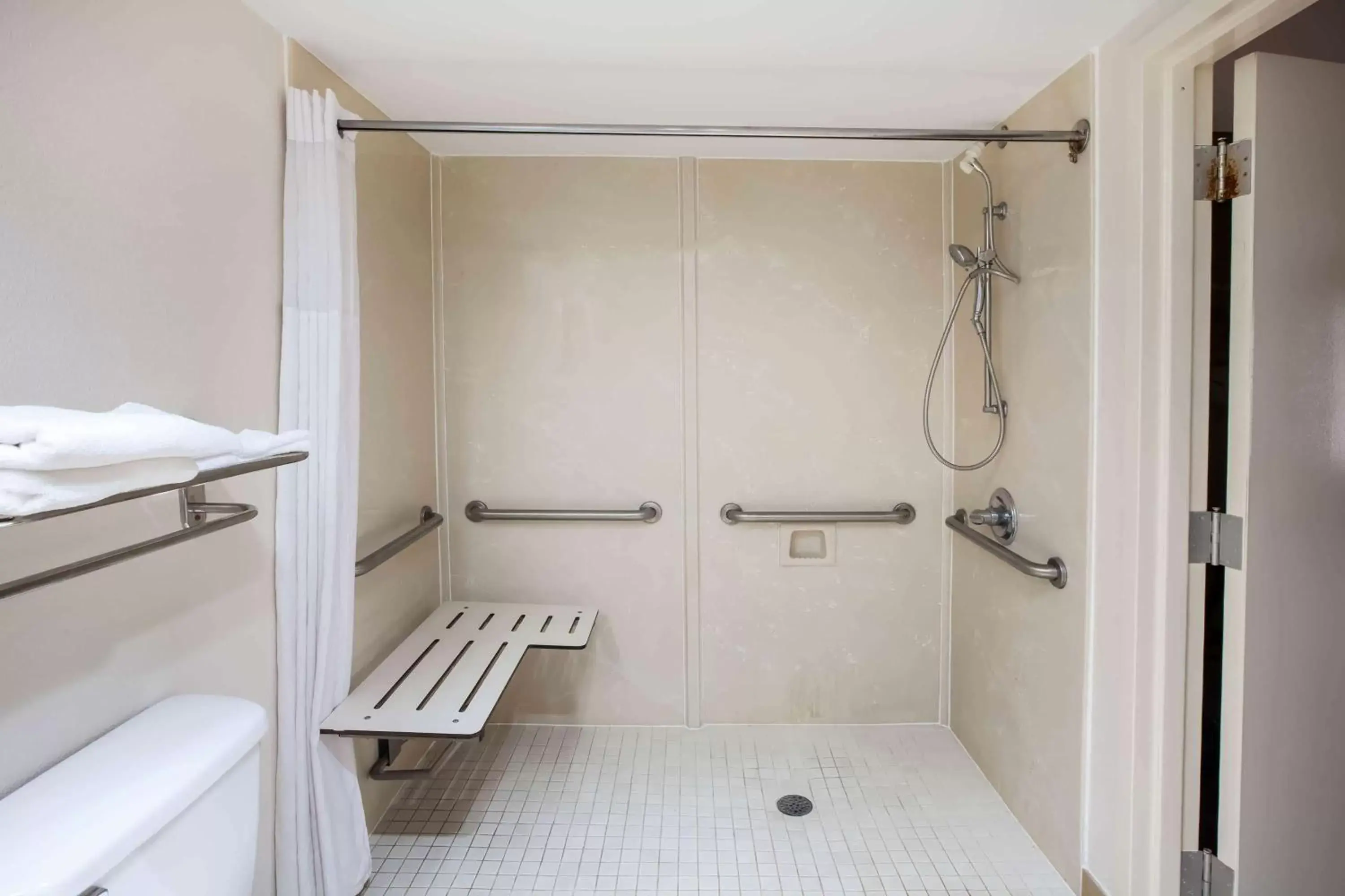 Queen Room - Disability Access in Days Inn & Suites by Wyndham Tyler Queen Room - Disability Access in Days Inn & Suites by Wyndham Tyler