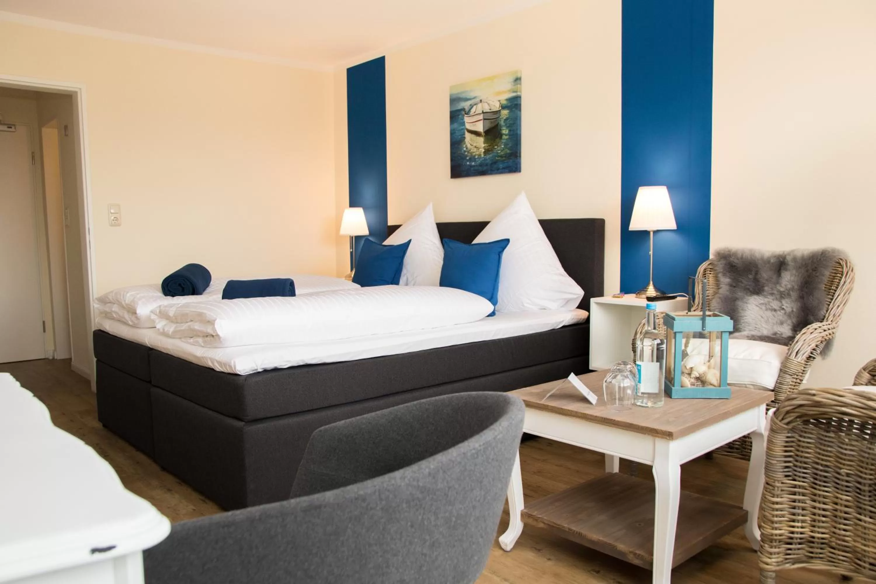 Photo of the whole room, Bed in Das Frühstückshotel Büsum