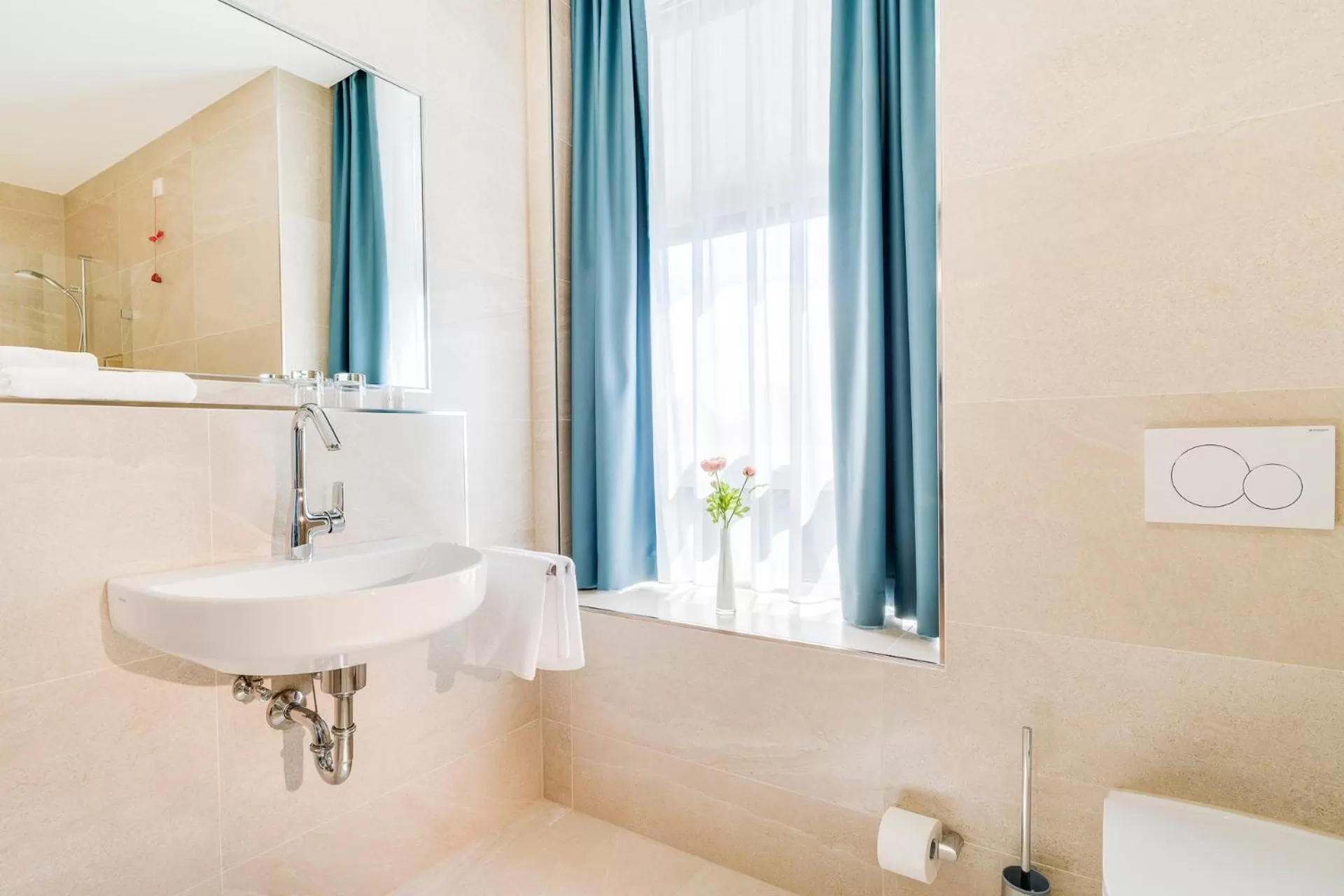 Bathroom in Hotel-Etage Apfelrot