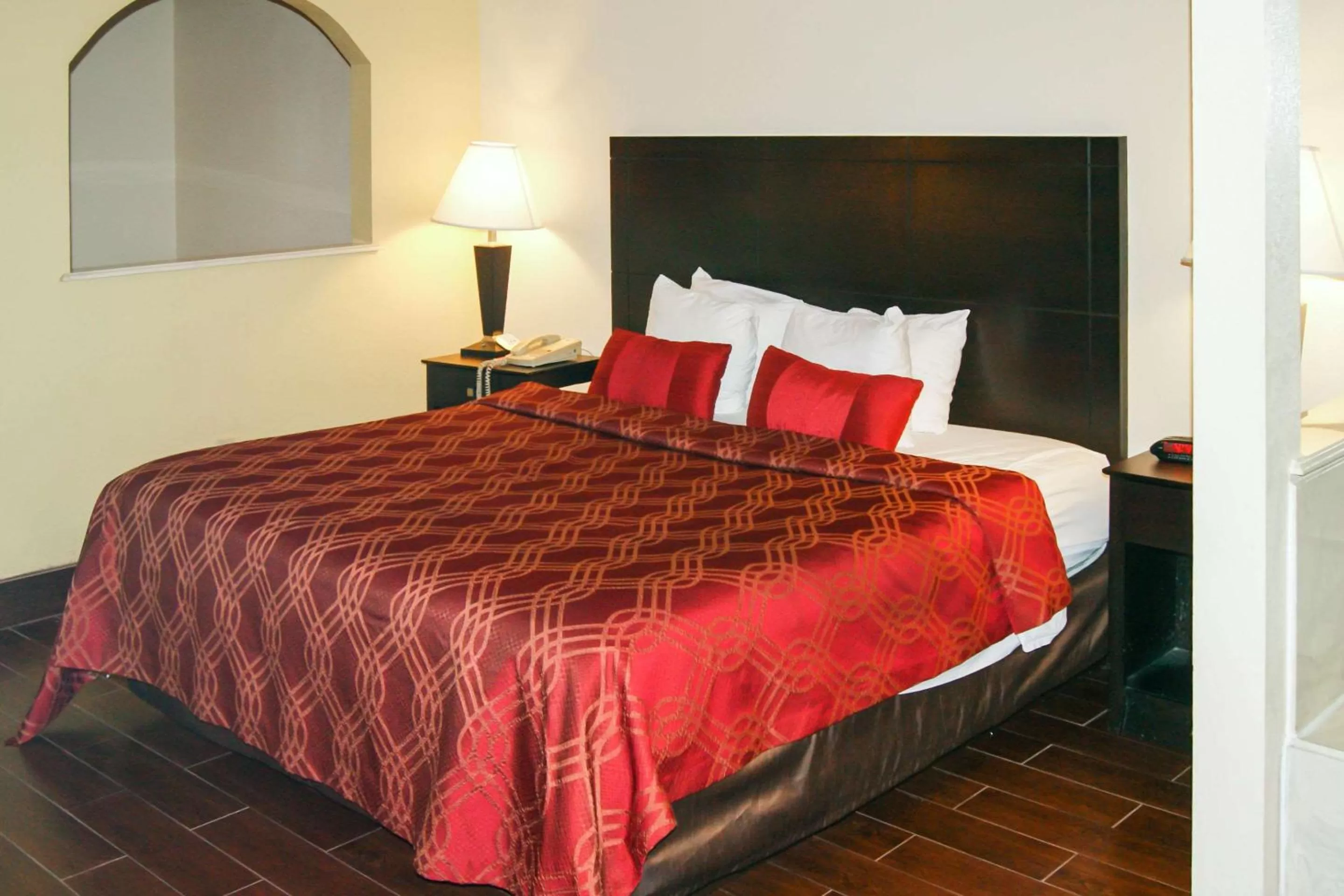 Photo of the whole room, Bed in Econo Lodge Inn & Suites West - Energy Corridor