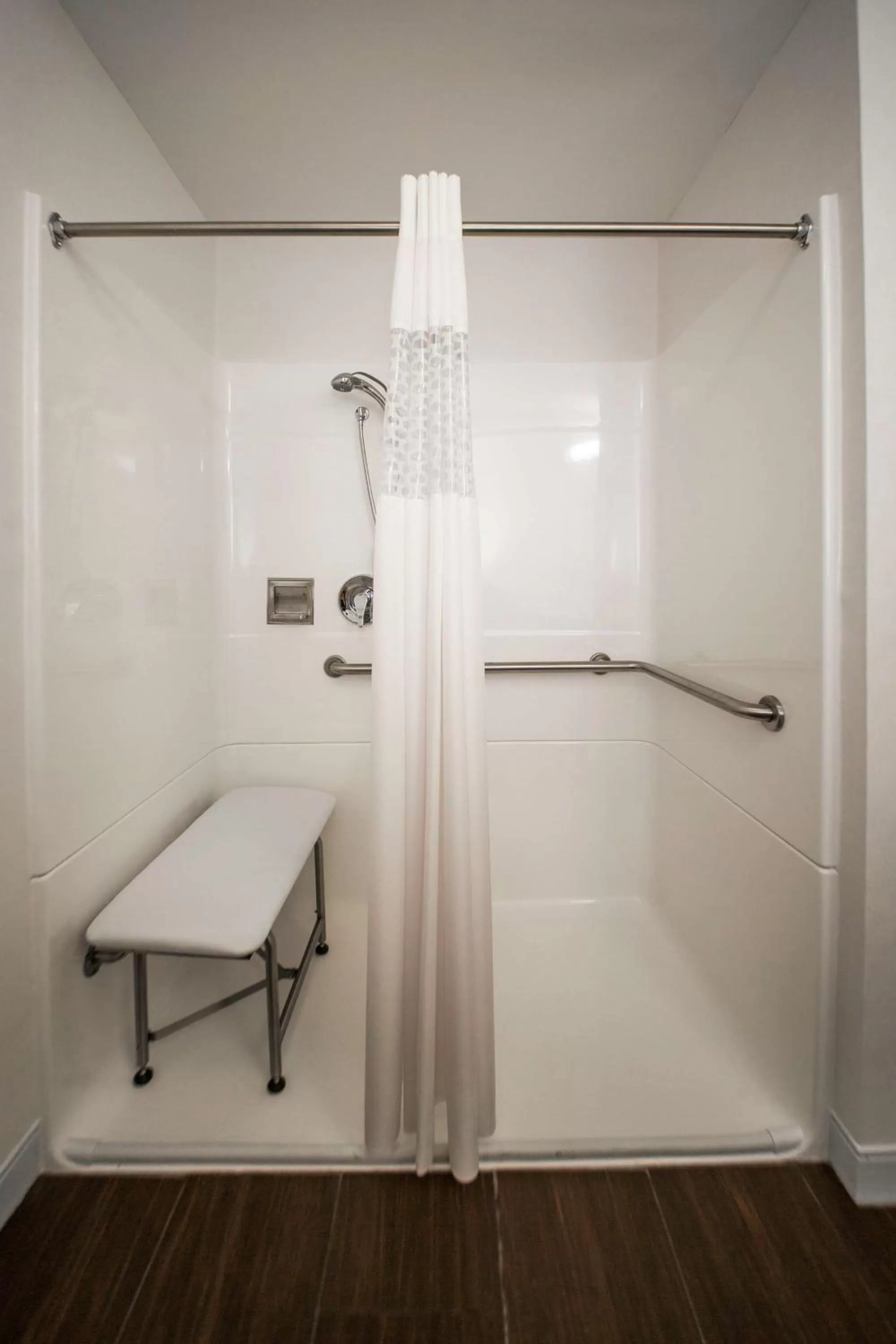 Bathroom in Hampton Inn Philadelphia-Airport