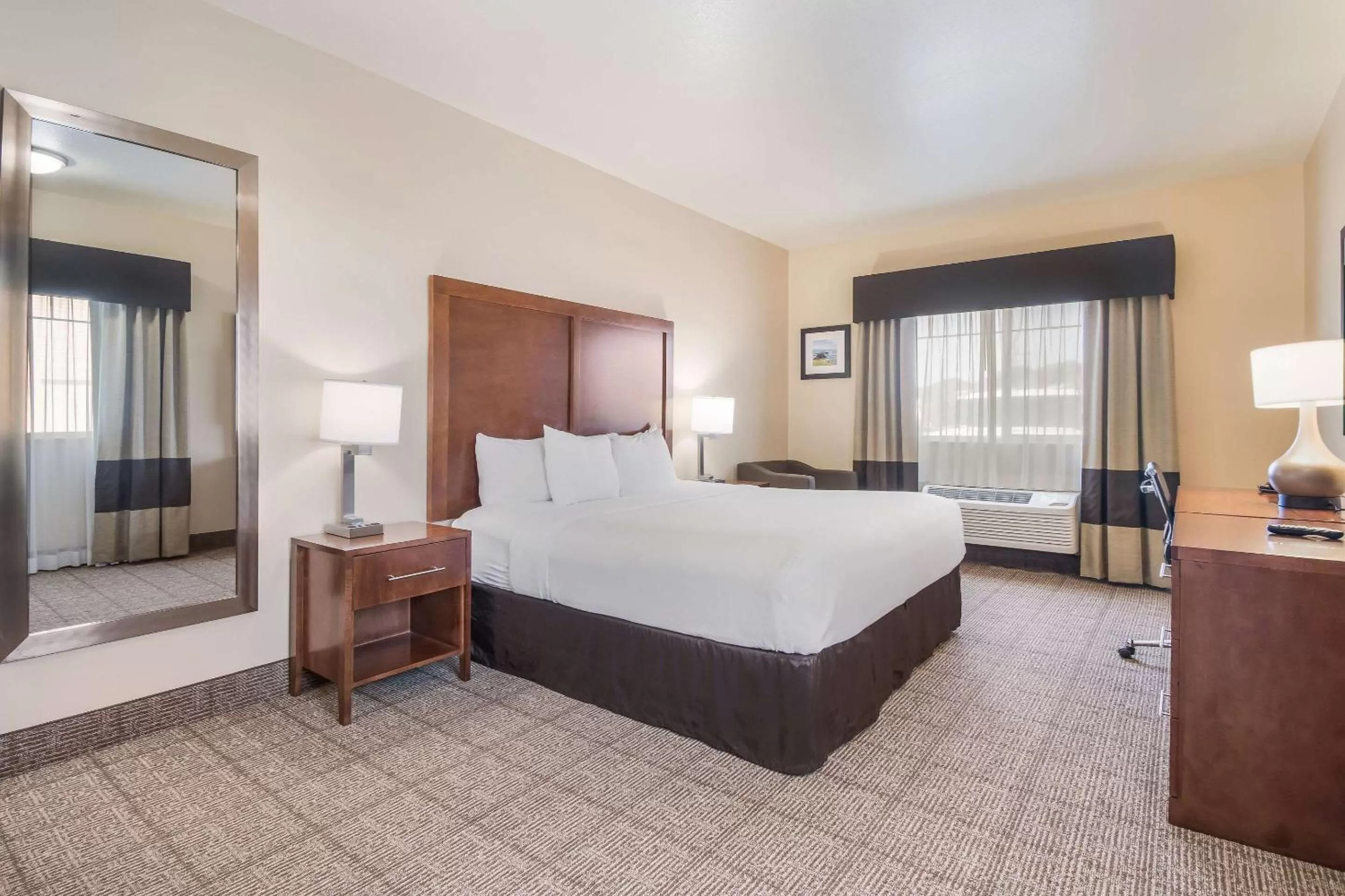 Photo of the whole room, Bed in Comfort Inn Newport