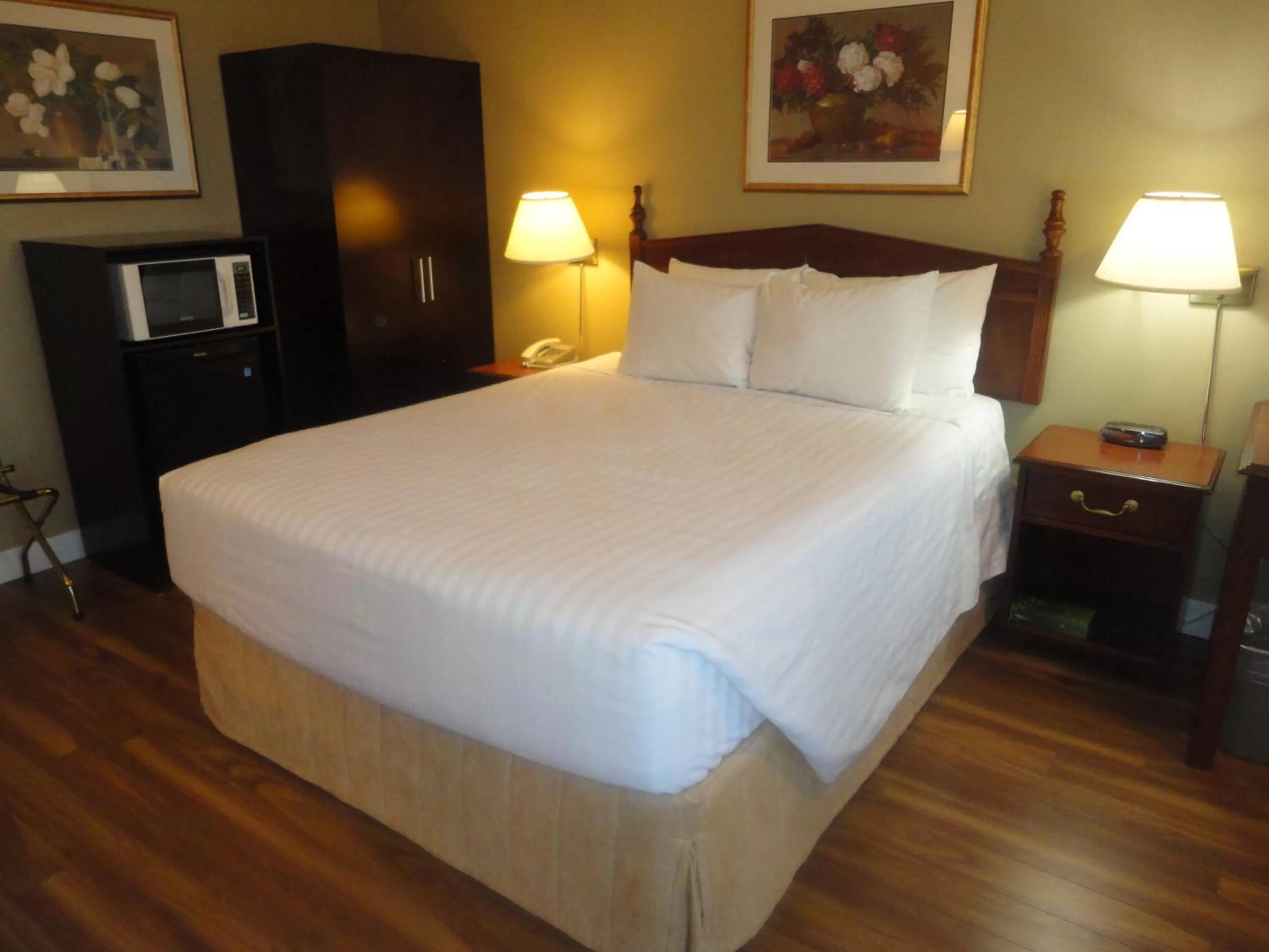 Bedroom, Bed in Days Inn by Wyndham Vernon